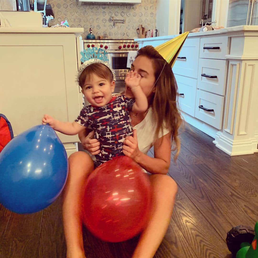 Jessie Jamesさんのインスタグラム写真 - (Jessie JamesInstagram)「My sweet baby boy Forrest is 1 today! This baby has been the light of our lives. He wakes up happy, goes to bed happy, has a permanent smile on his face.  He has truly completed our family and I could not imagine life without him. Forrest Bradley Decker you put an instant smile on my face every time I see you.  You give the best smooches and you melt my heart when you run into my arms. Your siblings are so obsessed with you and you truly are your daddy‘s twin! Happy happy happy birthday my sweet boy!! 💖🎈🎉🎈🎉🎈 Life got so much sweeter when you joined the gang 🎈🎉🎊🎈🎉🎊」4月1日 0時42分 - jessiejamesdecker