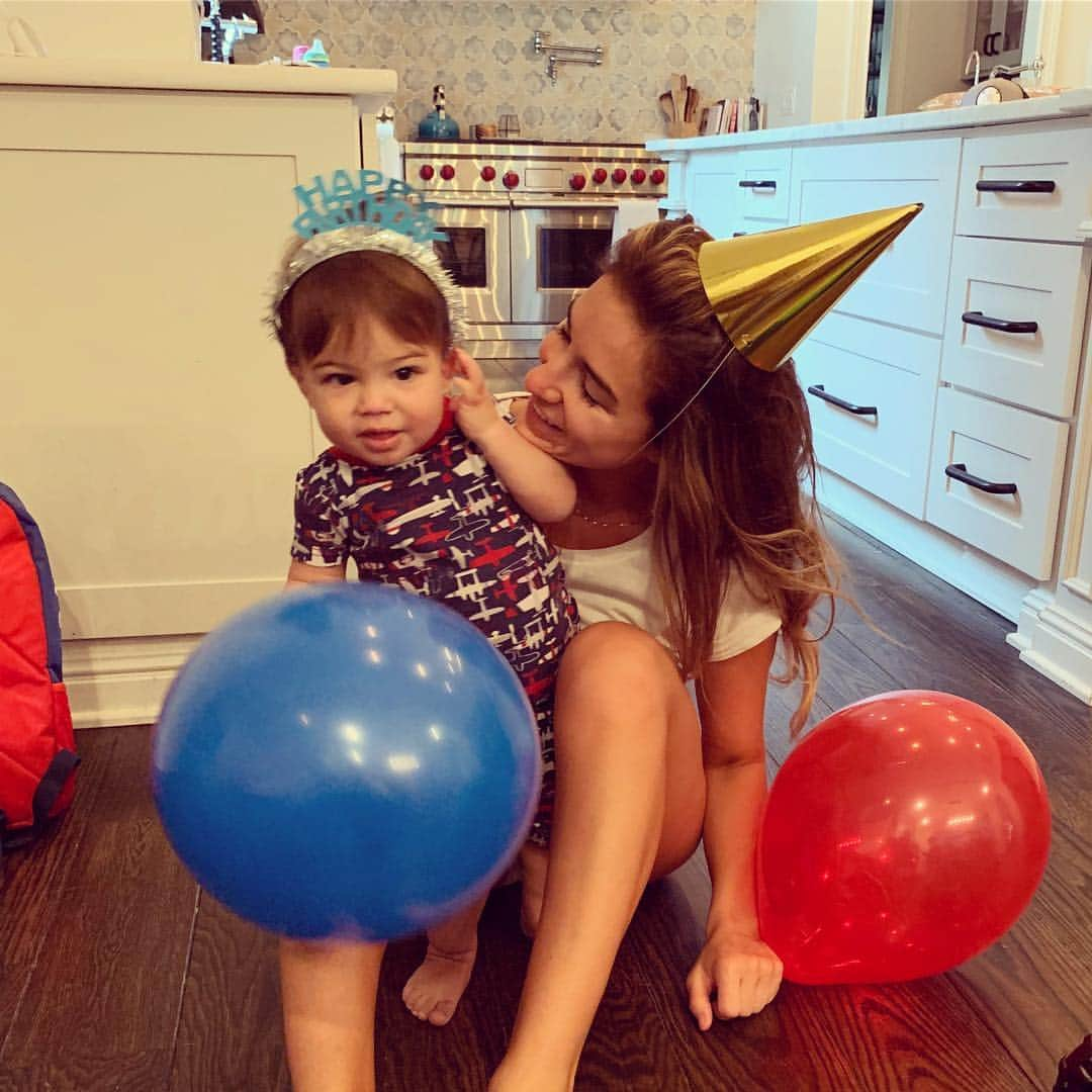 Jessie Jamesさんのインスタグラム写真 - (Jessie JamesInstagram)「My sweet baby boy Forrest is 1 today! This baby has been the light of our lives. He wakes up happy, goes to bed happy, has a permanent smile on his face.  He has truly completed our family and I could not imagine life without him. Forrest Bradley Decker you put an instant smile on my face every time I see you.  You give the best smooches and you melt my heart when you run into my arms. Your siblings are so obsessed with you and you truly are your daddy‘s twin! Happy happy happy birthday my sweet boy!! 💖🎈🎉🎈🎉🎈 Life got so much sweeter when you joined the gang 🎈🎉🎊🎈🎉🎊」4月1日 0時42分 - jessiejamesdecker