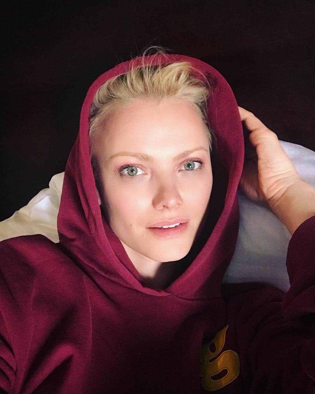 フランツィスカ・クヌッペさんのインスタグラム写真 - (フランツィスカ・クヌッペInstagram)「Hello Frankfurt ❤️💋🎶✨ cozy sunday evening in a hotel bed watching tv 📺  What do you do on sunday eve?  #lovemyjob #enjoylife #everysecond  @glamometer #hoodie」4月1日 0時44分 - franziskaknuppe