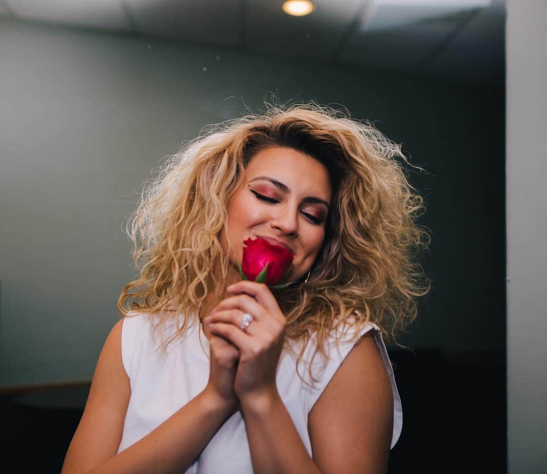 トーライ・ケリーのインスタグラム：「*lemme make this rose a prop real quick since it matches my eyeshadow*  also shoutout to post show hair frizzz🤘🏽 TORONTO SEE YOU TONIGHT!」