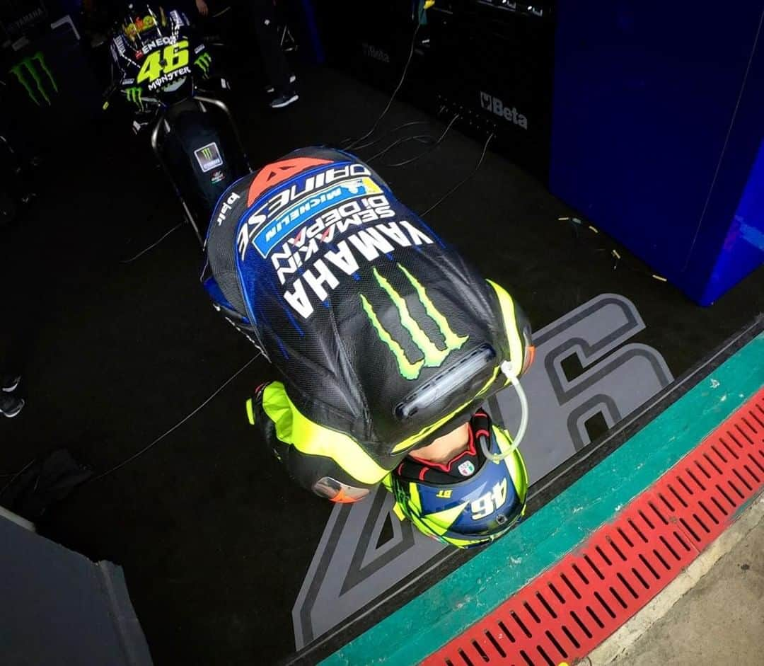 MotoGPさんのインスタグラム写真 - (MotoGPInstagram)「Concentration 🔛 // Stretching time for @valeyellow46 ahead of the big battle in Termas today 🔥 @gopro #GoPro #MotoGP #Motorcycle #Racing #Motorsport #ArgentinaGP #Sepang」4月1日 6時15分 - motogp