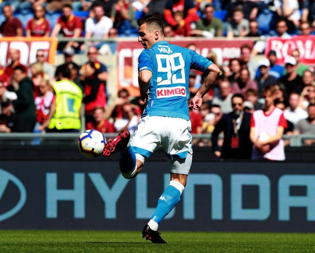 アルカディウシュ・ミリクのインスタグラム：「Abbiamo conquistato Roma 💪  Grande ragazzi! Felice di aiutare la squadra a vincere ⚽ Forza Napoli Sempre 🔵  We conquere Rome 💪 Well done guys! I'm happy my goal helped the team 🔵  Podbiliśmy Rzym 💪 Brawo drużyna. Cieszę się, że pomogłem drużynie 🔵  #RomaNapoli #ForzaNapoliSempre #SerieA」