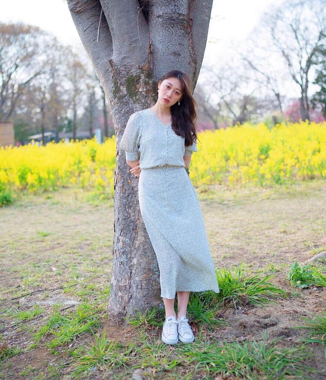 豊森ちはやのインスタグラム：「﻿﻿ ﻿ ﻿ お や す み ☽﻿ ﻿ ﻿ ﻿〰️ ﻿leaf print blouse & skirt : @titivatejp 🌿﻿ ﻿﻿ ﻿﻿ ﻿photo by @y.iwakawa ﻿﻿ ﻿ #titivate﻿﻿﻿ #ティティベイト﻿﻿﻿ #titivatestyle﻿﻿﻿ ﻿﻿ ﻿﻿」