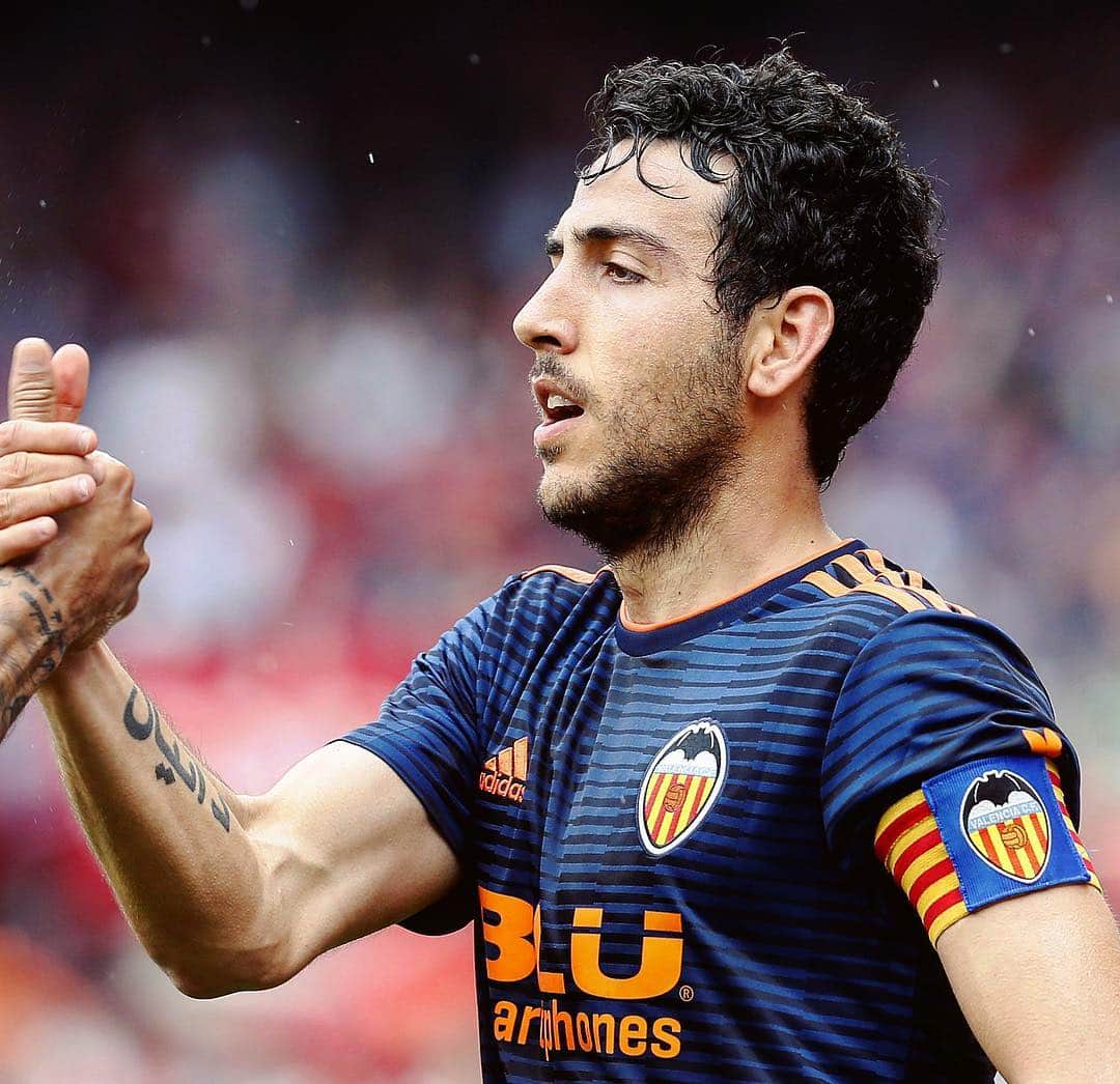 LFPさんのインスタグラム写真 - (LFPInstagram)「Captain Parejo! ©️🦇 • #Parejo #Captain #Valencia #Goal #LaLiga #LaLigaSantander」4月1日 0時55分 - laliga