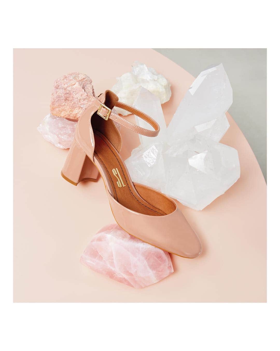 Santa Lollaさんのインスタグラム写真 - (Santa LollaInstagram)「Andrea Colli é designer de joias há 9 anos e junto com sua sócia, Vivi Ferreira, passam o dia na correria entre trabalho, casa e família. O shape boneca de salto médio foi a sua escolha para esses momentos. Confira o vídeo completo no nosso IGTV às 17h. [ 01D9.1F7D.0010.0157 | R$189,90 ] #santalollainv19 #lifestyleSL #midiheels」4月1日 0時57分 - santa_lolla