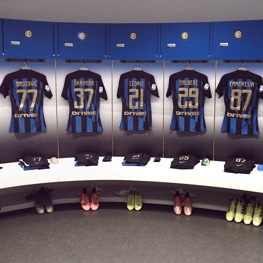 インテルナツィオナーレ・ミラノさんのインスタグラム写真 - (インテルナツィオナーレ・ミラノInstagram)「SERIE A IS FINALLY BACK! ⚫️🔵🏟 The dressing room is set for #InterLazio! #Inter #ForzaInter #SerieA #Football」4月1日 0時58分 - inter