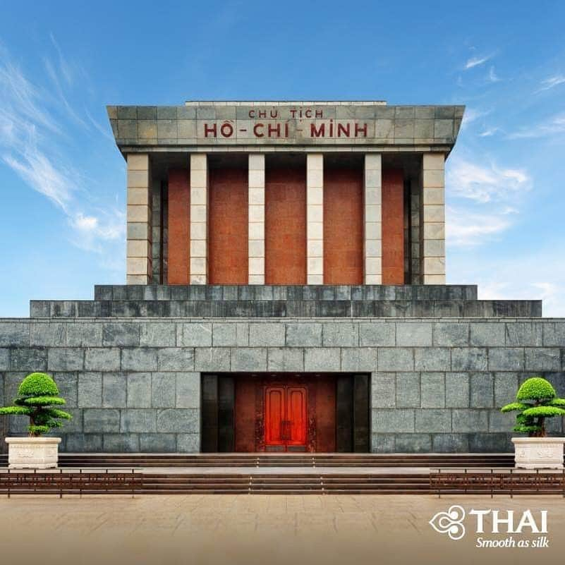 タイ航空さんのインスタグラム写真 - (タイ航空Instagram)「Being the final resting place of the revolutionary leader Ho Chi Minh, the Chairman Ho Chi Minh Mausoleum in the center of Ba Dinh Square is one of the most visited attractions in Hanoi, Vietnam. The gardens surrounding the mausoleum consist of over 200 species of plants and flowers from all over the country. . #ThaiAirways #HoChiMinhMausoleum #HoChiMinh #Mausoleum #Hanoi #Vietnam #FlyTHAItoVietnam」4月1日 0時58分 - thaiairways