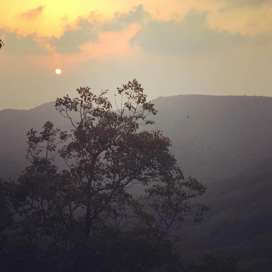 澤田百合亜さんのインスタグラム写真 - (澤田百合亜Instagram)「長崎旅行 風景編  日本三大風景の稲佐山に行きました。 一人で来てる人、ほとんどいなかった。笑 景色はほんとに絶景で宝石みたいに電気がキラキラしてました。 夕暮れも撮れてよかった！ 寒かったし風がすごかったですね。ロープウェイも結構な人が収納されててぎゅうぎゅうでした。笑  稲佐山で景色を楽しんだ後は、2日目のホテルが長崎バスターミナルホテルで、大浴場などなかったのでアマンディというホテルに日帰り温泉しに行きました。 とても静かで休憩所など豊富で常に静寂だけどゆっくりするにはもってこいだと思います。 値段もそんなに高くなかったので日帰りでもおススメです。 タオルやバスタオルはレンタルになります。  露天風呂も良かったです。 ゆっくり浸かって、アカスリもしました。 とっても気持ちよかった…。。 帰りはバスに乗って長崎駅までシャトルバスで送ってくれます。  長崎バスターミナルホテルも、バス停目の前なので移動に楽です。 お部屋も快適でした。個人的にパジャマが超可愛くてツボです。  #長崎 #長崎旅行 #長崎観光 #稲佐山 #日本三大夜景の１つ #日本三大夜景 #夕暮れ #長崎よかスタグラム2019 #古き良き時代 #アマンディ」4月1日 1時00分 - yuria1991