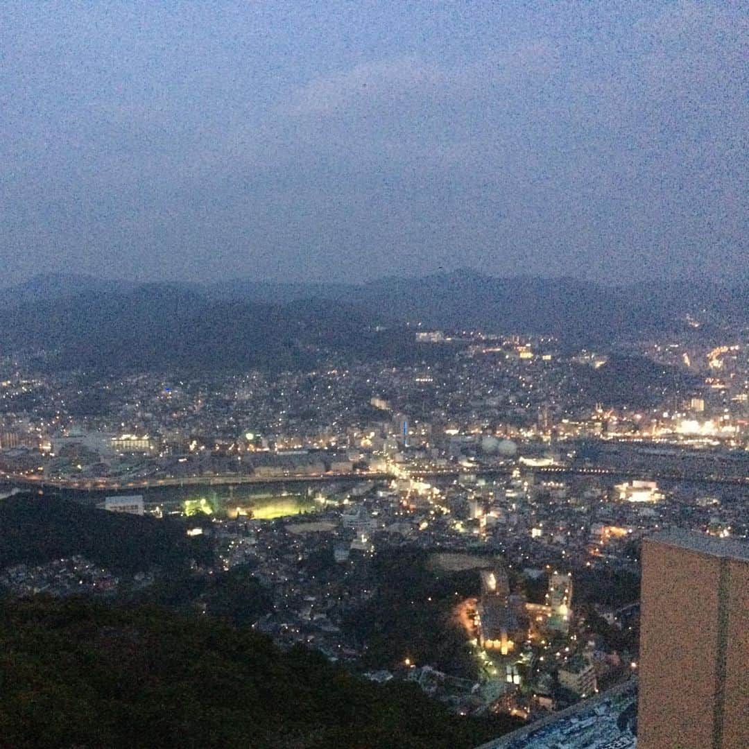澤田百合亜さんのインスタグラム写真 - (澤田百合亜Instagram)「長崎旅行 風景編  日本三大風景の稲佐山に行きました。 一人で来てる人、ほとんどいなかった。笑 景色はほんとに絶景で宝石みたいに電気がキラキラしてました。 夕暮れも撮れてよかった！ 寒かったし風がすごかったですね。ロープウェイも結構な人が収納されててぎゅうぎゅうでした。笑  稲佐山で景色を楽しんだ後は、2日目のホテルが長崎バスターミナルホテルで、大浴場などなかったのでアマンディというホテルに日帰り温泉しに行きました。 とても静かで休憩所など豊富で常に静寂だけどゆっくりするにはもってこいだと思います。 値段もそんなに高くなかったので日帰りでもおススメです。 タオルやバスタオルはレンタルになります。  露天風呂も良かったです。 ゆっくり浸かって、アカスリもしました。 とっても気持ちよかった…。。 帰りはバスに乗って長崎駅までシャトルバスで送ってくれます。  長崎バスターミナルホテルも、バス停目の前なので移動に楽です。 お部屋も快適でした。個人的にパジャマが超可愛くてツボです。  #長崎 #長崎旅行 #長崎観光 #稲佐山 #日本三大夜景の１つ #日本三大夜景 #夕暮れ #長崎よかスタグラム2019 #古き良き時代 #アマンディ」4月1日 1時00分 - yuria1991