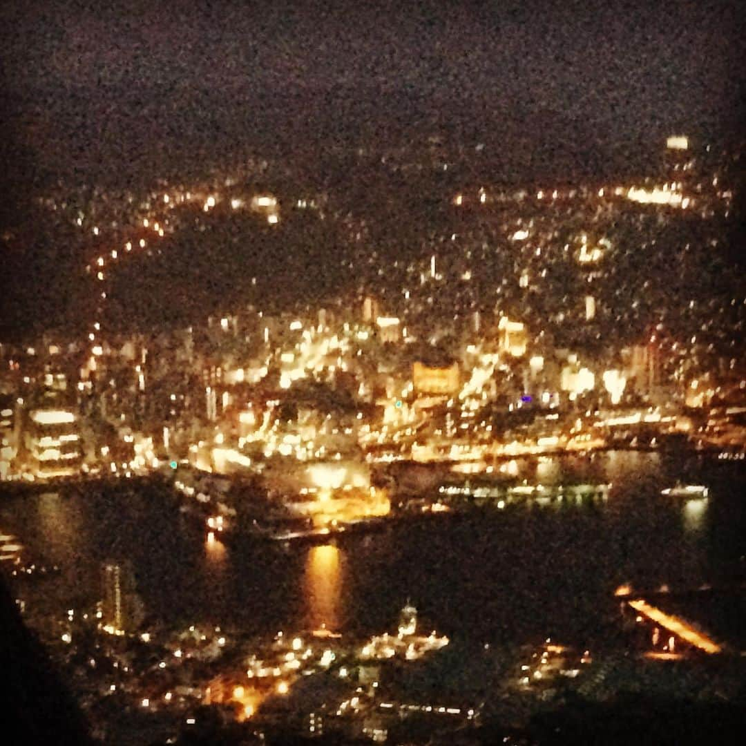 澤田百合亜さんのインスタグラム写真 - (澤田百合亜Instagram)「長崎旅行 風景編  日本三大風景の稲佐山に行きました。 一人で来てる人、ほとんどいなかった。笑 景色はほんとに絶景で宝石みたいに電気がキラキラしてました。 夕暮れも撮れてよかった！ 寒かったし風がすごかったですね。ロープウェイも結構な人が収納されててぎゅうぎゅうでした。笑  稲佐山で景色を楽しんだ後は、2日目のホテルが長崎バスターミナルホテルで、大浴場などなかったのでアマンディというホテルに日帰り温泉しに行きました。 とても静かで休憩所など豊富で常に静寂だけどゆっくりするにはもってこいだと思います。 値段もそんなに高くなかったので日帰りでもおススメです。 タオルやバスタオルはレンタルになります。  露天風呂も良かったです。 ゆっくり浸かって、アカスリもしました。 とっても気持ちよかった…。。 帰りはバスに乗って長崎駅までシャトルバスで送ってくれます。  長崎バスターミナルホテルも、バス停目の前なので移動に楽です。 お部屋も快適でした。個人的にパジャマが超可愛くてツボです。  #長崎 #長崎旅行 #長崎観光 #稲佐山 #日本三大夜景の１つ #日本三大夜景 #夕暮れ #長崎よかスタグラム2019 #古き良き時代 #アマンディ」4月1日 1時00分 - yuria1991