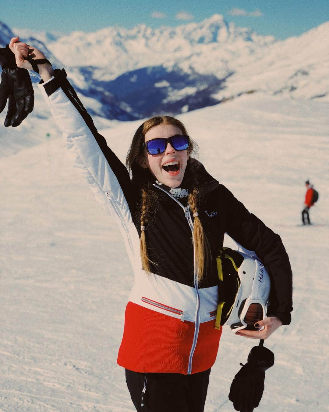 Amelia Gethingさんのインスタグラム写真 - (Amelia GethingInstagram)「In the alps, in front of Mont Blanc!🗻 Had such an amazing holiday last week skiing in Val-d’Isère, all thanks to the lovely @oxygeneskischool 🖤 Thanks guys! #oxygeneski」4月1日 1時01分 - ameliagething