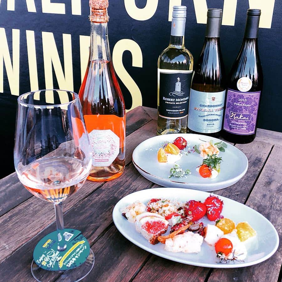 のインスタグラム：「六本木ミッドタウン「ユニオンスクエア東京 Union Square Tokyo」へ🌸🌸🍷 ・ ・ カリフォルニアワインと松田好史総料理長のお料理を楽しむイベントにお招きいただきました♪桜も満開〜🌸🌸🌸 ・ ・ →4枚め動画)飲んでるのはロゼ泡♪ 🍷ソフィア ブリュット ロゼ モントレー・カウンティです。ふわっと香り良く飲みやすくてスタートにぴったり ・ ・ お料理はホワイトアスパラガスや桜ゼッポリーネと合わせるとすごく美味しかったです🌸😆🌸 ・ ・ メニューは最後に掲載してます。 たくさんワインいただきましたが、ダイナミックな果実味だけではなく、エレガントさを感じるものも多くて、カリフォルニアワインの魅力がまた広がりました🍷♥️ ・ ・ ユニオンスクエア東京さんでは4/8から5/31まで SNSキャンペーンも開始しています。成田✈️サンフランシスコ 往復ペアチケットが当たるなど豪華懸賞品もあるようです🔻 ・ お店でワインやワインを楽しんでいる写真を撮って #カリフォルニアワインを楽しもう #Calwines  タグ付けして投稿するだけでオーケーでーす💓 こちら💁‍♀️詳細HP🔻 ・ https://calwines.jp/btg2019/#join ・ ・ ・ @unionsquaretokyo  #ミッドタウン六本木 #桜#ワイン #カリフォルニアワインを楽しもう #Calwines #1級フードアナリスト里井真由美 #里井真由美」