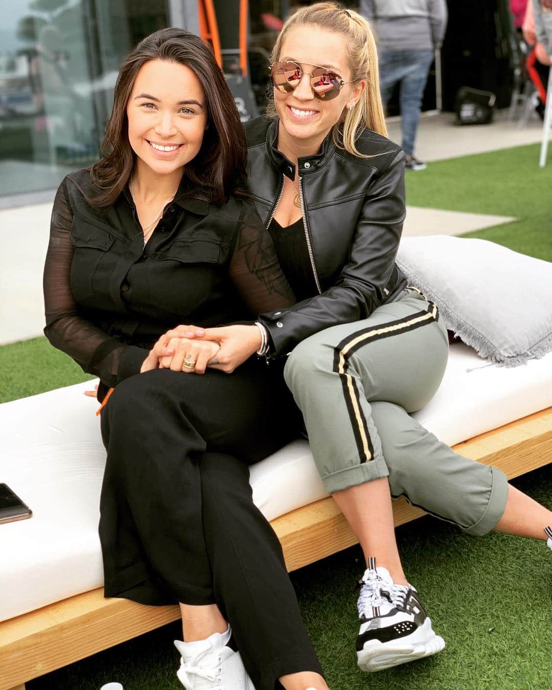 ソフィア・バルビのインスタグラム：「Feliz cumple amiga! @ainee.c Te quiero mucho! ❤️❤️🎉🎉 ya casi me alcanzas! 🤦‍♀️😂😂」