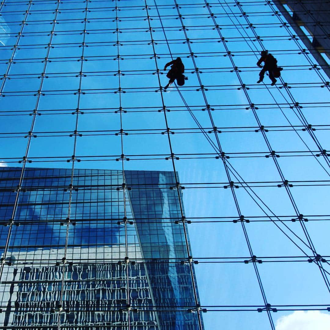 Michael Yamashitaさんのインスタグラム写真 - (Michael YamashitaInstagram)「Window washers here in Beijing - It’s a big job to clean the windows of the Poly Art Museum - takes mountaineering skills as they dangle, 10 stories above, tethered to ropes controlled by a single handler on the ground. #windowwasher #windowcleaning #polyartmuseum」4月1日 1時04分 - yamashitaphoto