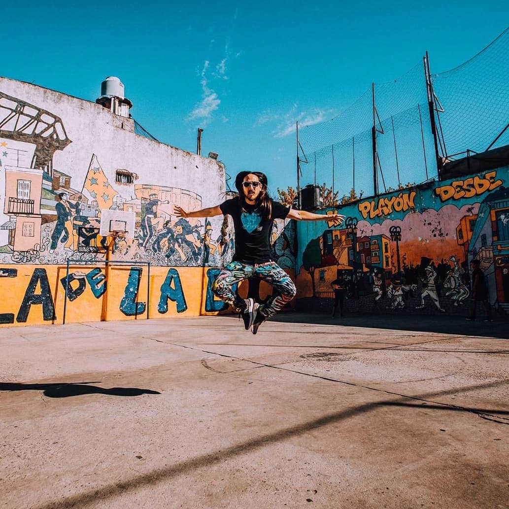 スティーヴ・アオキさんのインスタグラム写真 - (スティーヴ・アオキInstagram)「#aokijump #977. The La Boca Jump. Buenos Aires Argentina March 29 2019」4月1日 1時06分 - steveaoki