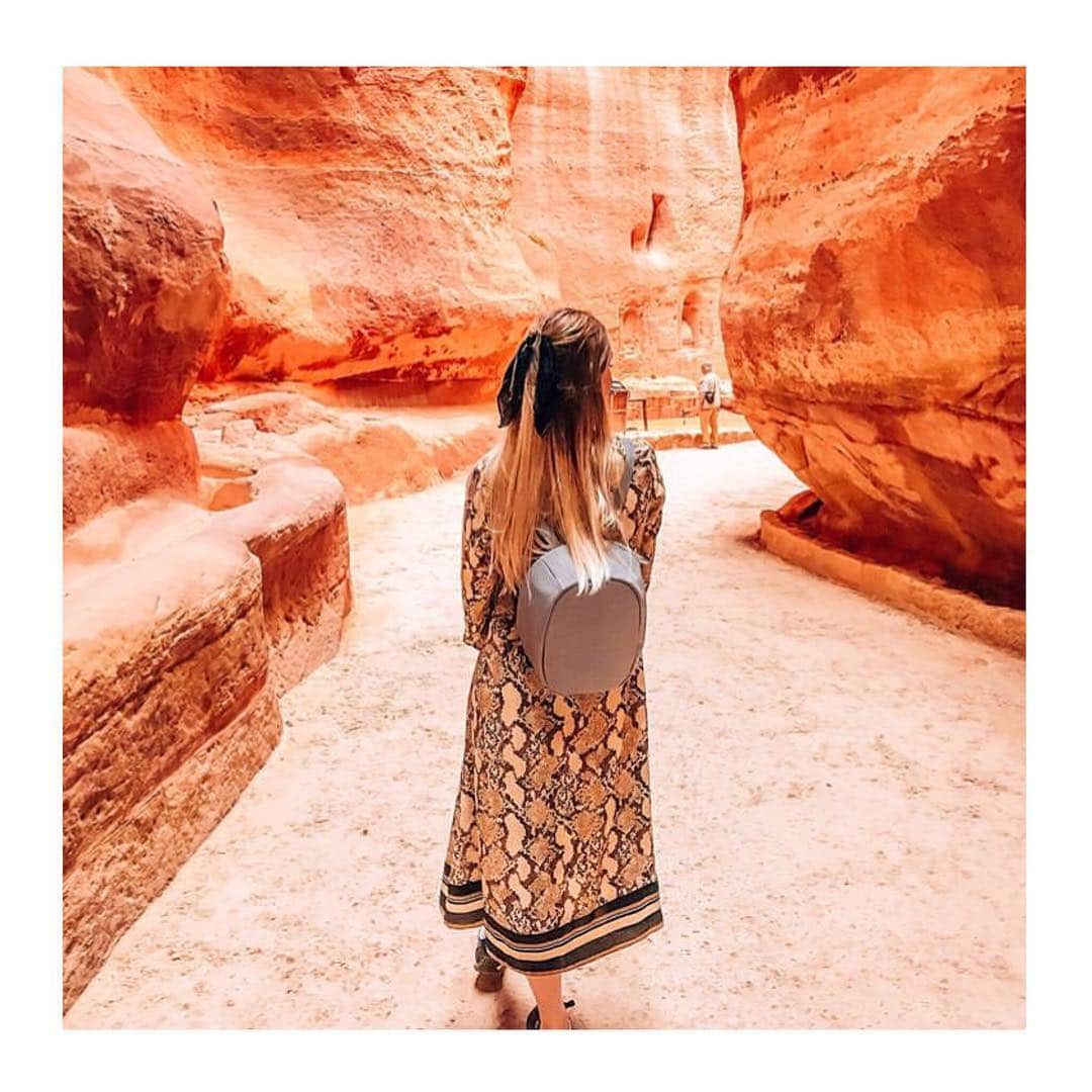 XD Designさんのインスタグラム写真 - (XD DesignInstagram)「Fantastic shot at The Siq - Petra in Southern #Jordan 😍 • • • 📸 by Ginta Laupa @ms.laupa with her Bobby Elle! #xddesign #brighterdays #bobbybackpack #xddesignbobby #bobbyelle #antitheftbackpack #antitheftbag #igers #ig_daily #instatravel #travelers #travellifestyle #femmetravel #adventure #keepexploring #travelgear #photooftheday #gotyourback #globelletravels #thetraveltag #travelgirl #modernnomad #dametravel #travelmore #digitalnomad #doyoutravel #explorer #travelinspo #travelbackpack」4月1日 1時06分 - xddesign