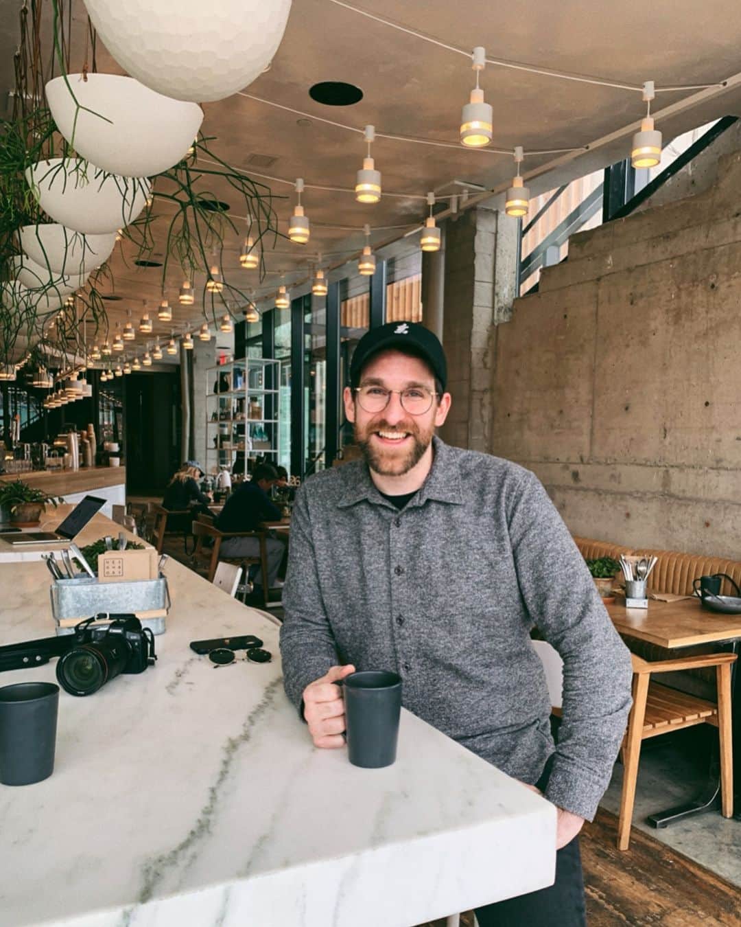 Cubby Grahamのインスタグラム：「Lovely morning catching up with my dear friend and honestly one of my favorite people, @rachelryle. She also managed to catch a photo of me where I didn’t look like a goof 🤪☕️」