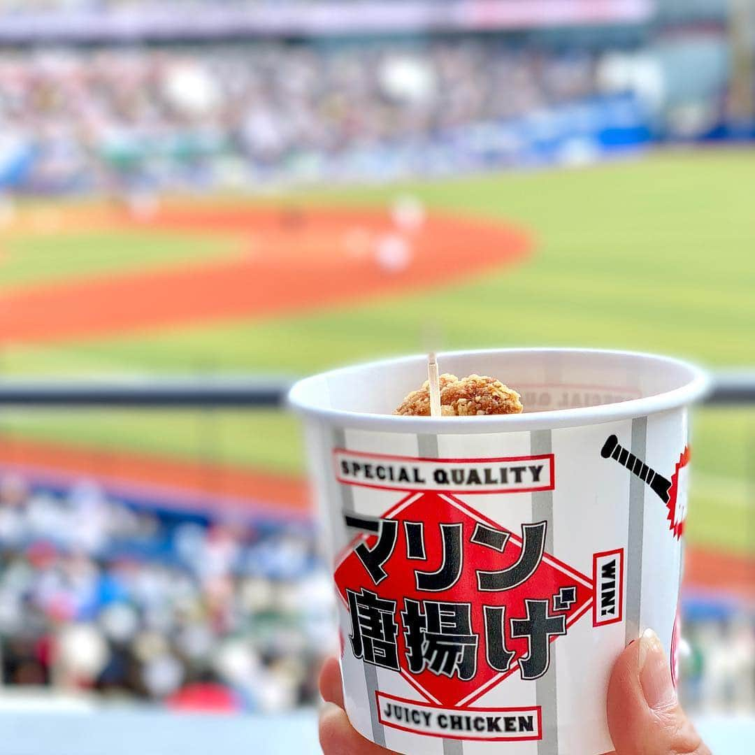 吉村優さんのインスタグラム写真 - (吉村優Instagram)「開幕初〜野球観戦⚾︎✨ * ZOZOマリン🙋‍♀️ 千葉ロッテマリーンズvs楽天イーグルス * ロッテでは54年ぶり 高卒ルーキーでスタメン入りの 藤原恭大選手☆ 開幕戦で初ヒット！！ 今日はスタメンではなかったですが 途中出場で拍手喝采〜👏✨ ホームランまで、あと少しで惜しかった〜 楽天のルーキー辰巳涼介選手は 今日大活躍でしたねぇ☺️ ルーキーの活躍、楽しみっ🙋‍♀️ * マリン唐揚げ♡ 熱々ジューシーで美味しかったっ😋 やっぱりスポーツは現地観戦が好き〜😘 * 明日は週刊パ・リーグで〜す♡ * #開幕 #野球 #パリーグ #野球女子  #chibalotte #eagles #baseball  #千葉ロッテマリーンズ #楽天イーグルス」4月1日 1時19分 - yuyoshimura87