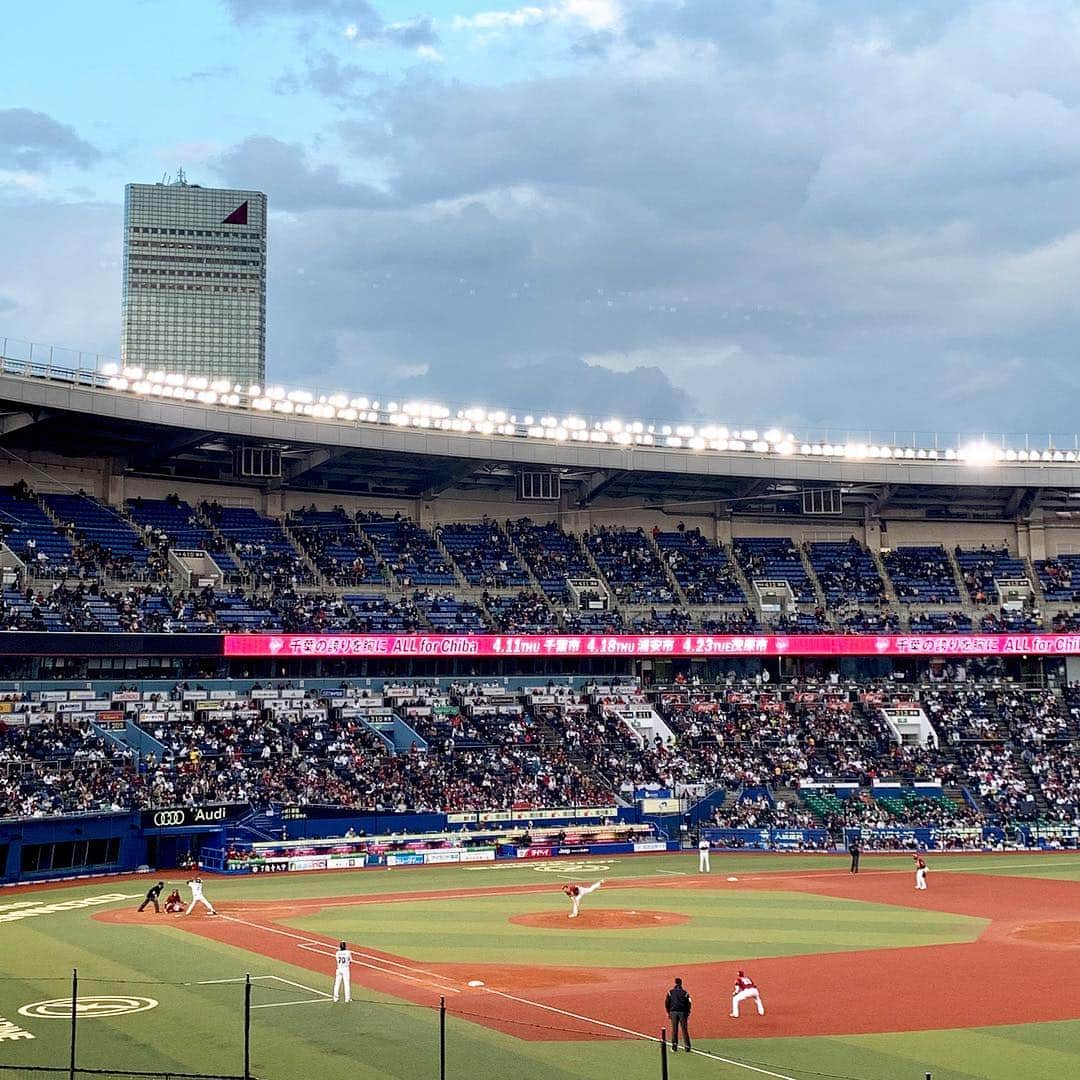 吉村優さんのインスタグラム写真 - (吉村優Instagram)「開幕初〜野球観戦⚾︎✨ * ZOZOマリン🙋‍♀️ 千葉ロッテマリーンズvs楽天イーグルス * ロッテでは54年ぶり 高卒ルーキーでスタメン入りの 藤原恭大選手☆ 開幕戦で初ヒット！！ 今日はスタメンではなかったですが 途中出場で拍手喝采〜👏✨ ホームランまで、あと少しで惜しかった〜 楽天のルーキー辰巳涼介選手は 今日大活躍でしたねぇ☺️ ルーキーの活躍、楽しみっ🙋‍♀️ * マリン唐揚げ♡ 熱々ジューシーで美味しかったっ😋 やっぱりスポーツは現地観戦が好き〜😘 * 明日は週刊パ・リーグで〜す♡ * #開幕 #野球 #パリーグ #野球女子  #chibalotte #eagles #baseball  #千葉ロッテマリーンズ #楽天イーグルス」4月1日 1時19分 - yuyoshimura87