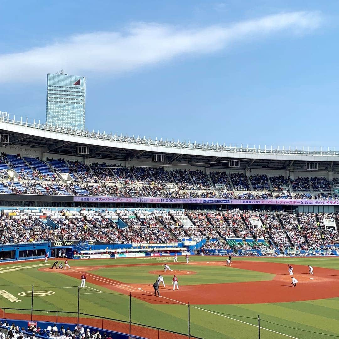 吉村優さんのインスタグラム写真 - (吉村優Instagram)「開幕初〜野球観戦⚾︎✨ * ZOZOマリン🙋‍♀️ 千葉ロッテマリーンズvs楽天イーグルス * ロッテでは54年ぶり 高卒ルーキーでスタメン入りの 藤原恭大選手☆ 開幕戦で初ヒット！！ 今日はスタメンではなかったですが 途中出場で拍手喝采〜👏✨ ホームランまで、あと少しで惜しかった〜 楽天のルーキー辰巳涼介選手は 今日大活躍でしたねぇ☺️ ルーキーの活躍、楽しみっ🙋‍♀️ * マリン唐揚げ♡ 熱々ジューシーで美味しかったっ😋 やっぱりスポーツは現地観戦が好き〜😘 * 明日は週刊パ・リーグで〜す♡ * #開幕 #野球 #パリーグ #野球女子  #chibalotte #eagles #baseball  #千葉ロッテマリーンズ #楽天イーグルス」4月1日 1時19分 - yuyoshimura87