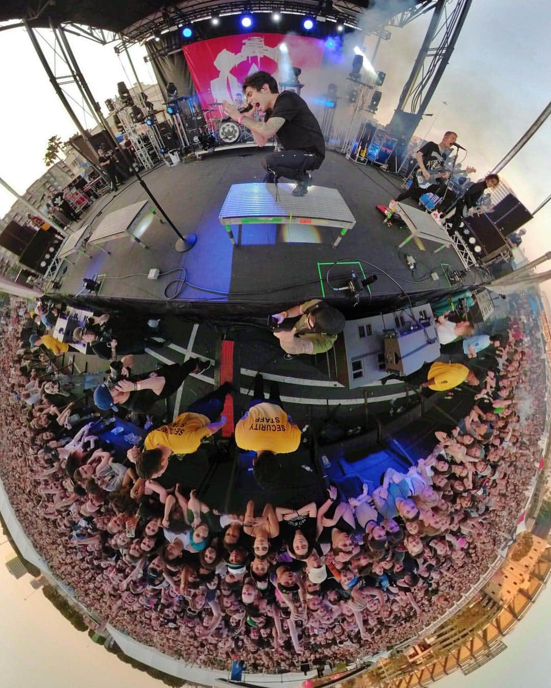 アンドリュー・ヴェラスケスのインスタグラム：「Yesterday was like a flaming tornado of rock and roll friendship. Also @samshapiromedia is a super hero. Thanks everyone who came out 💙」