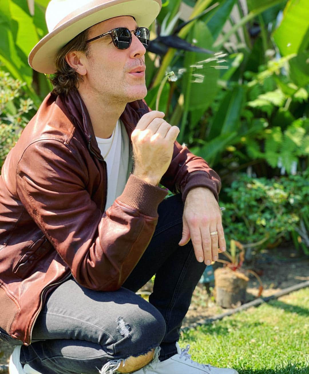 ジェームズ・ヴァン・ダー・ビークさんのインスタグラム写真 - (ジェームズ・ヴァン・ダー・ビークInstagram)「For the record, I am totally down with #dandelions in my yard. Mowing lawns for money as a kid in Connecticut, it was all about preventing those little yellow flowers from blaspheming that perfectly homogeneous green carpet out front.  Now... f*ck it.  Bring ‘em on.  Why hate on a few pops of color?  It’s funny the assumptions you adopt without examination... and the odd little rush you get when you throw out something you’d simply taken for granted as true for most of your life. What have you come to see differently as you settled into #adulthood?」4月1日 1時13分 - vanderjames