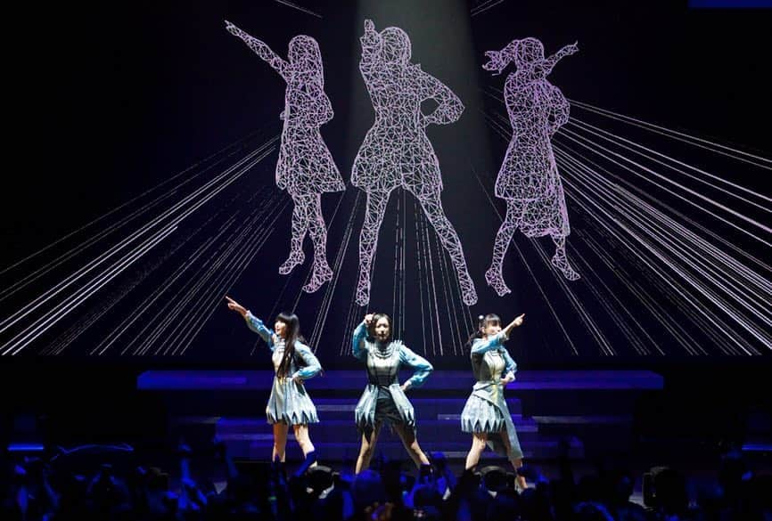 Perfumeさんのインスタグラム写真 - (PerfumeInstagram)「We had so much fun with you last night NYC! 🗽Thanks for dancing with us. 💕 #FuturePopTour #prfm 📸 Mayumi Nashida」4月1日 1時18分 - prfm_official