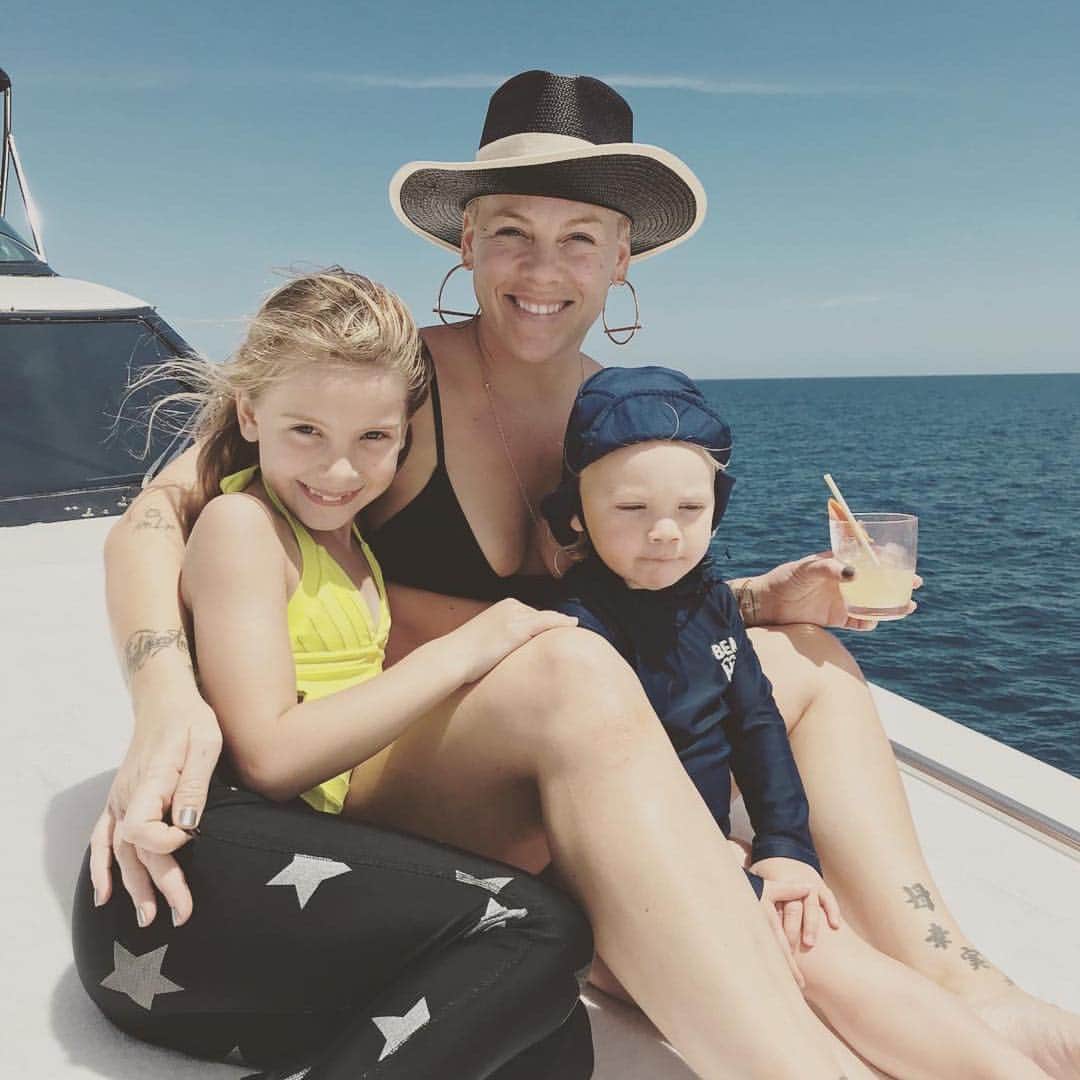 People Magazineさんのインスタグラム写真 - (People MagazineInstagram)「Who else wishes they were on the ocean with #Pink?! 🙋‍♀️ |#Regram @pink」4月1日 1時22分 - people