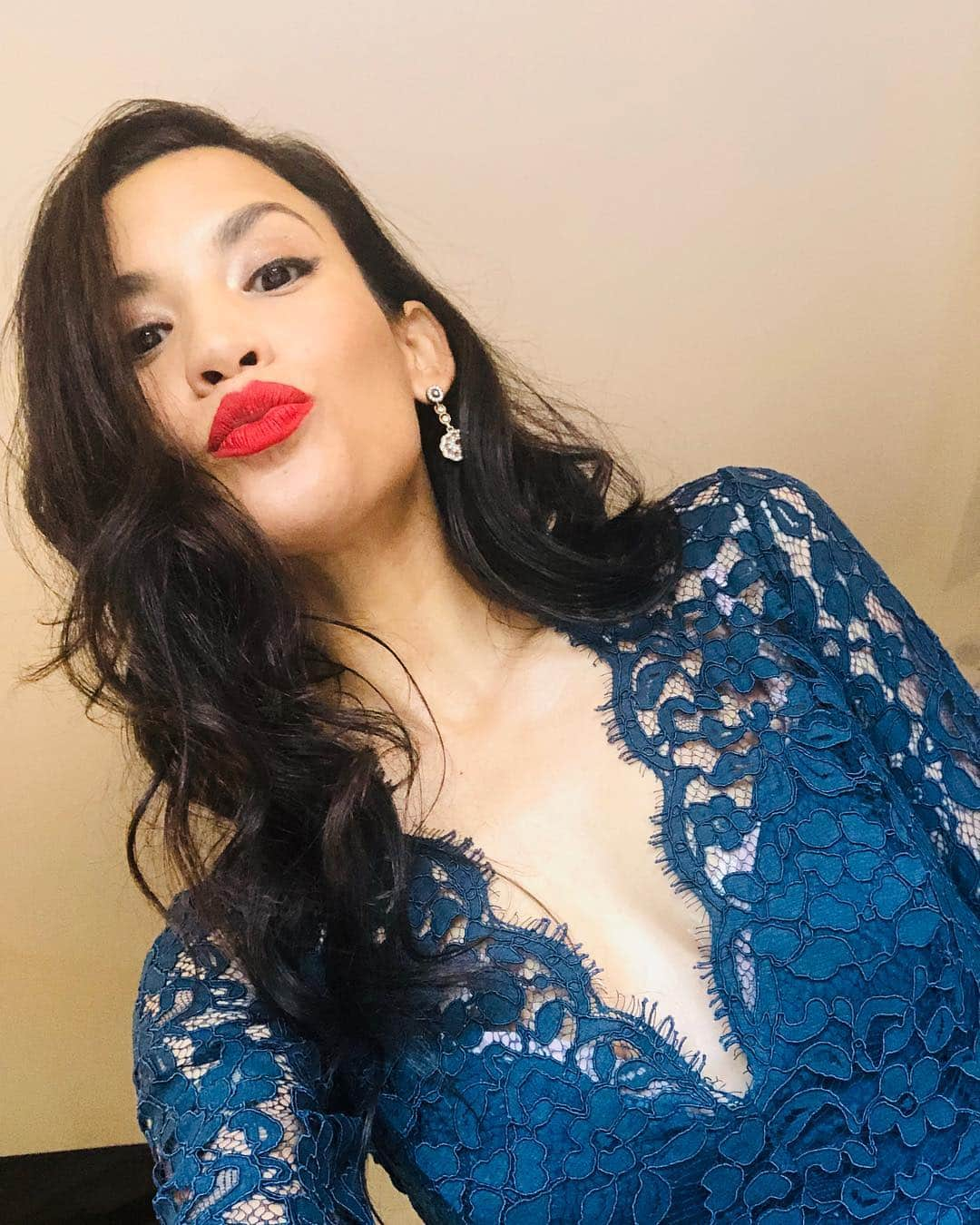 ダナイ・ガルシアさんのインスタグラム写真 - (ダナイ・ガルシアInstagram)「Good morning California!!! 🌟@wondercon I’m so ready for you.!!!!💋 👑 #queen #thisishappening  Stay tune because today we released our first trailer and premiere date.  @feartwd Season 5 is on fire.🔥🔥 Make up & hair - @alexandraafrench  Thank you for your magic darling. ✨ #gratitude #FTWD #tvshow #season5 #wearehereforyou #fansforlife #california #danaygarcia #luciana #kisses #graciasportanto  Never forget the magic 👑🍃」4月1日 1時26分 - danaygarcia1