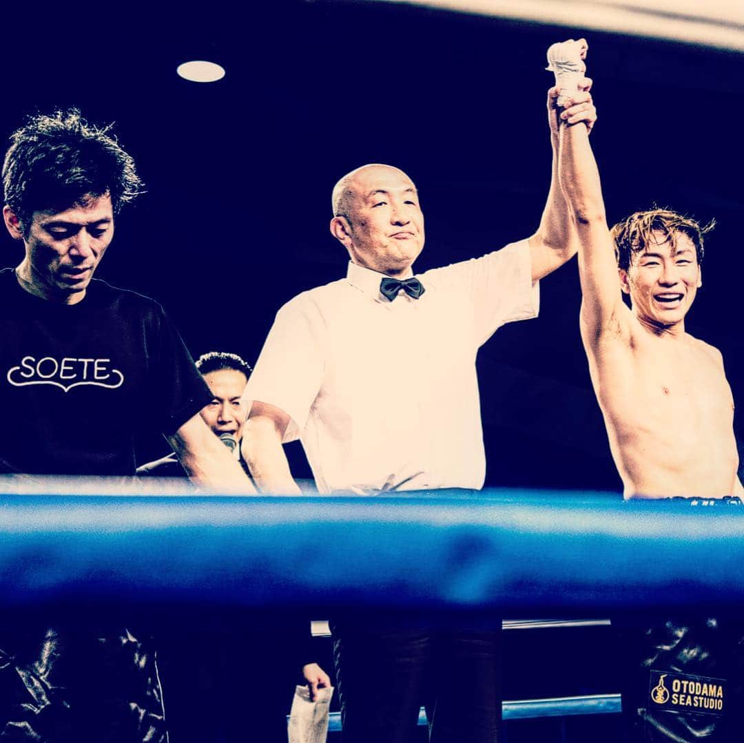 KUREIさんのインスタグラム写真 - (KUREIInstagram)「勝ち負けは大事だけど、それ以上に大事なものがある。そして同じスポーツで交わる相手は、ライバルであると共に最高の仲間だ。  #ボクシング #おやじファイト #picturebyMurayama」4月1日 1時28分 - kimaguren_kurei