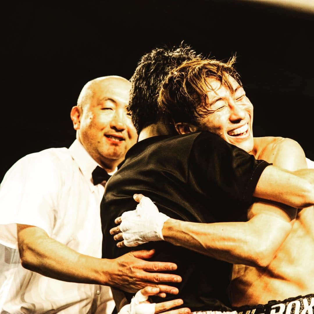 KUREIさんのインスタグラム写真 - (KUREIInstagram)「勝ち負けは大事だけど、それ以上に大事なものがある。そして同じスポーツで交わる相手は、ライバルであると共に最高の仲間だ。  #ボクシング #おやじファイト #picturebyMurayama」4月1日 1時28分 - kimaguren_kurei