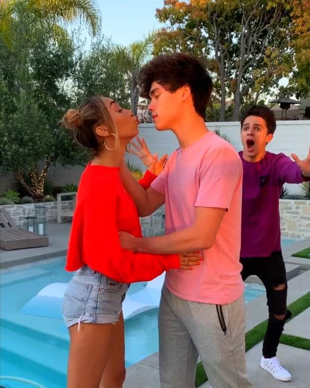 のインスタグラム：「When you see your crush about to kiss someone else..😳😡 @imalanstokes @mylifeaseva Tag a friend😂」