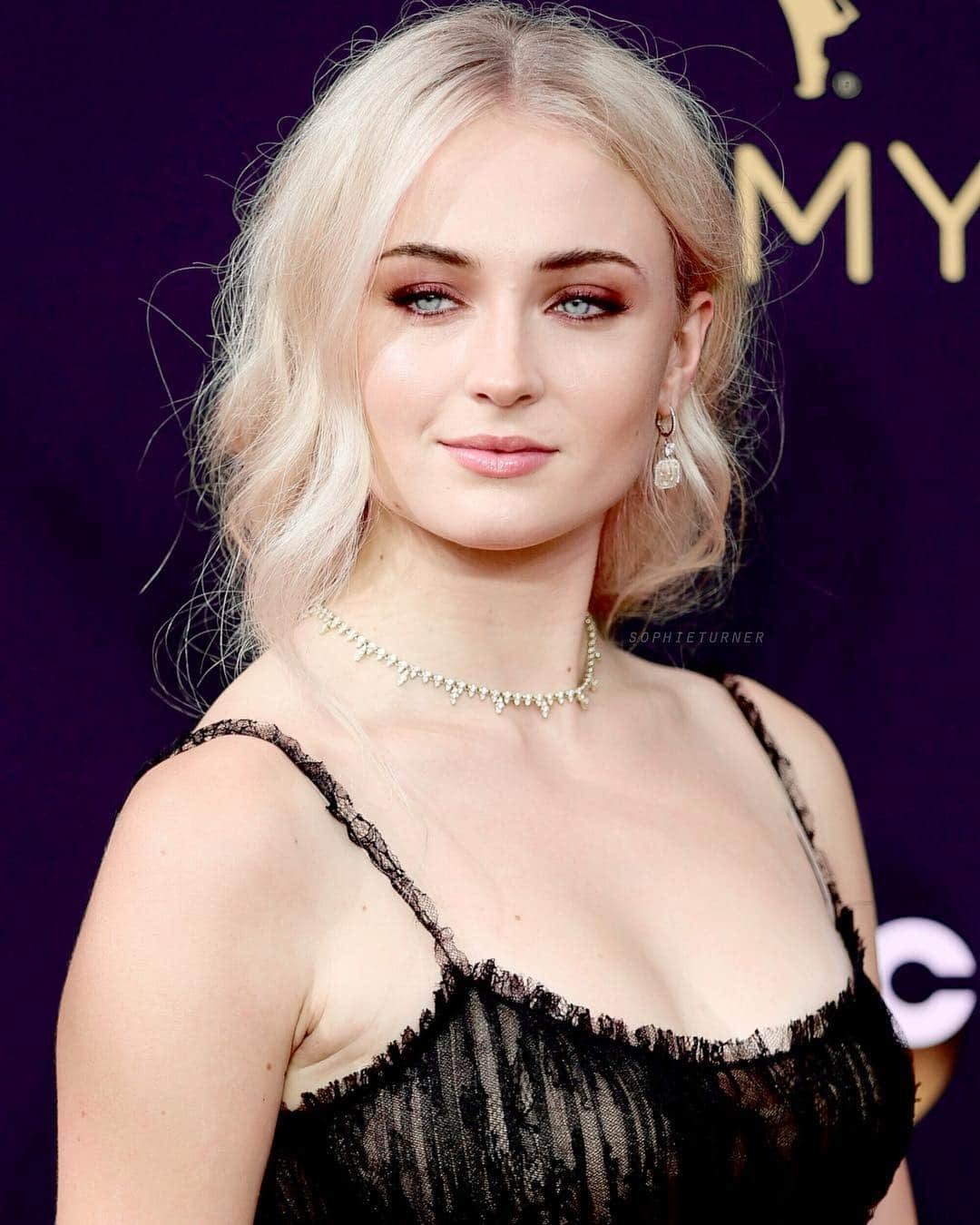 ソフィー・ターナーさんのインスタグラム写真 - (ソフィー・ターナーInstagram)「Have a nice Sunday 👍 📸 by Getty Images」4月1日 1時33分 - sophieturner