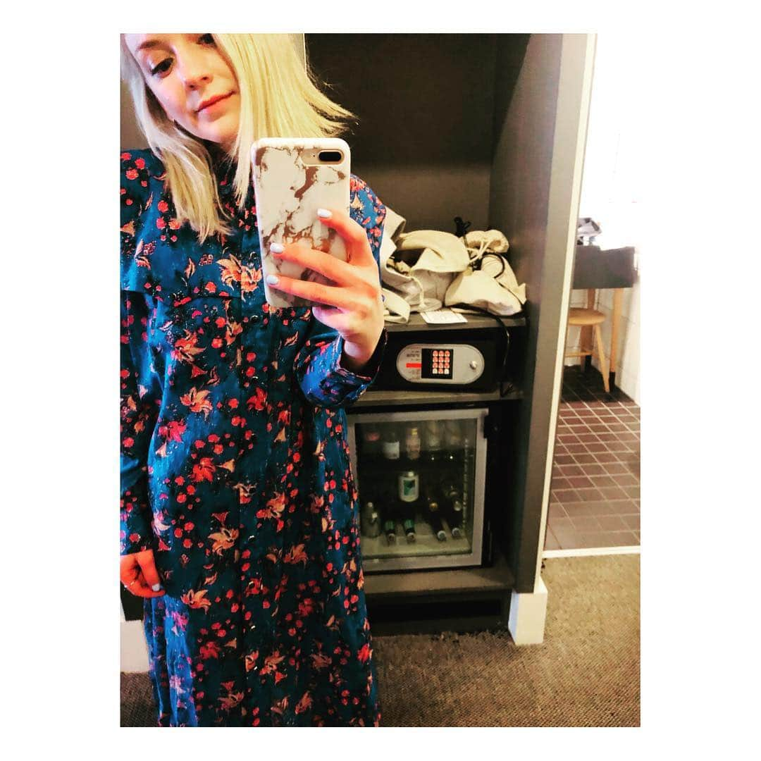 エミリー・キニーさんのインスタグラム写真 - (エミリー・キニーInstagram)「The mini-bar and the #isabelmarantetoile 😎」4月1日 1時34分 - emmykinney