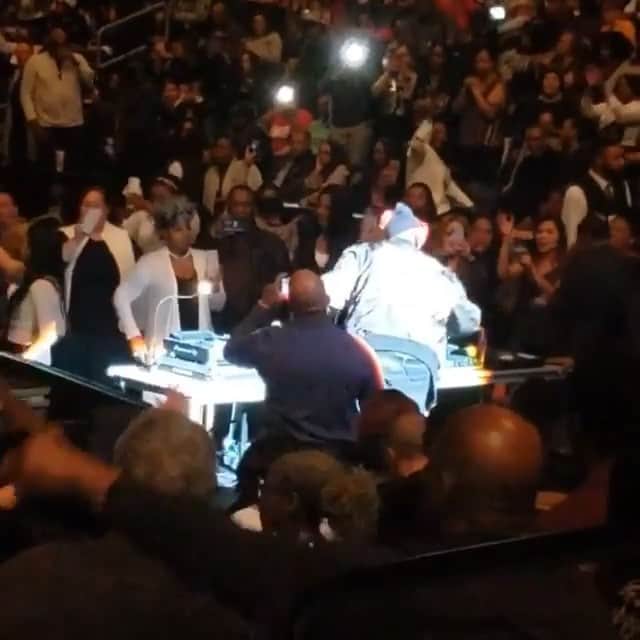 ファンクマスター・フレックスのインスタグラム：「TONIGHT I RETURN TO THE PRUDENTIAL CENTER ON THE SET FOR THE #SOLDOUT B2K CONCERT!! 20,000 strong!!! I’m going be in the crowd ground level killing it!!! @litdigitaldjs Bboy lean!!!!! I hope u ready!!!!」