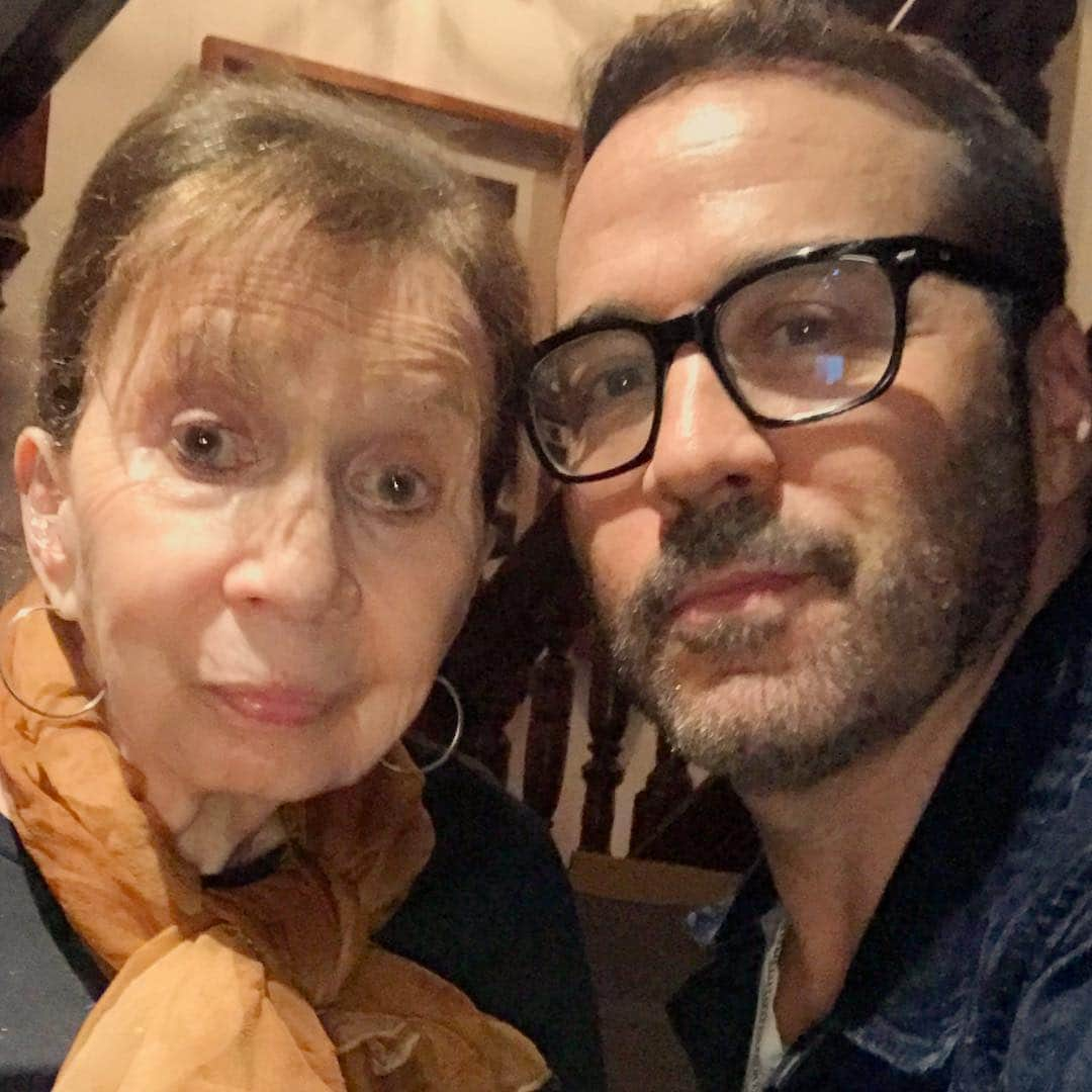 ジェレミー・ピヴェンさんのインスタグラム写真 - (ジェレミー・ピヴェンInstagram)「Sending love and respect to all the mothers out there on this UK another’s day! You are the real reason it all works ... Joyce Piven has dedicated her life to teaching and living  an artist life in ever sense of the word . She’s a mentor to many and continues to grow and evolve herself and this is a great inspiration. Keep them close and please let them know how you feel not just today !  #mothersday #family」4月1日 1時43分 - jeremypiven