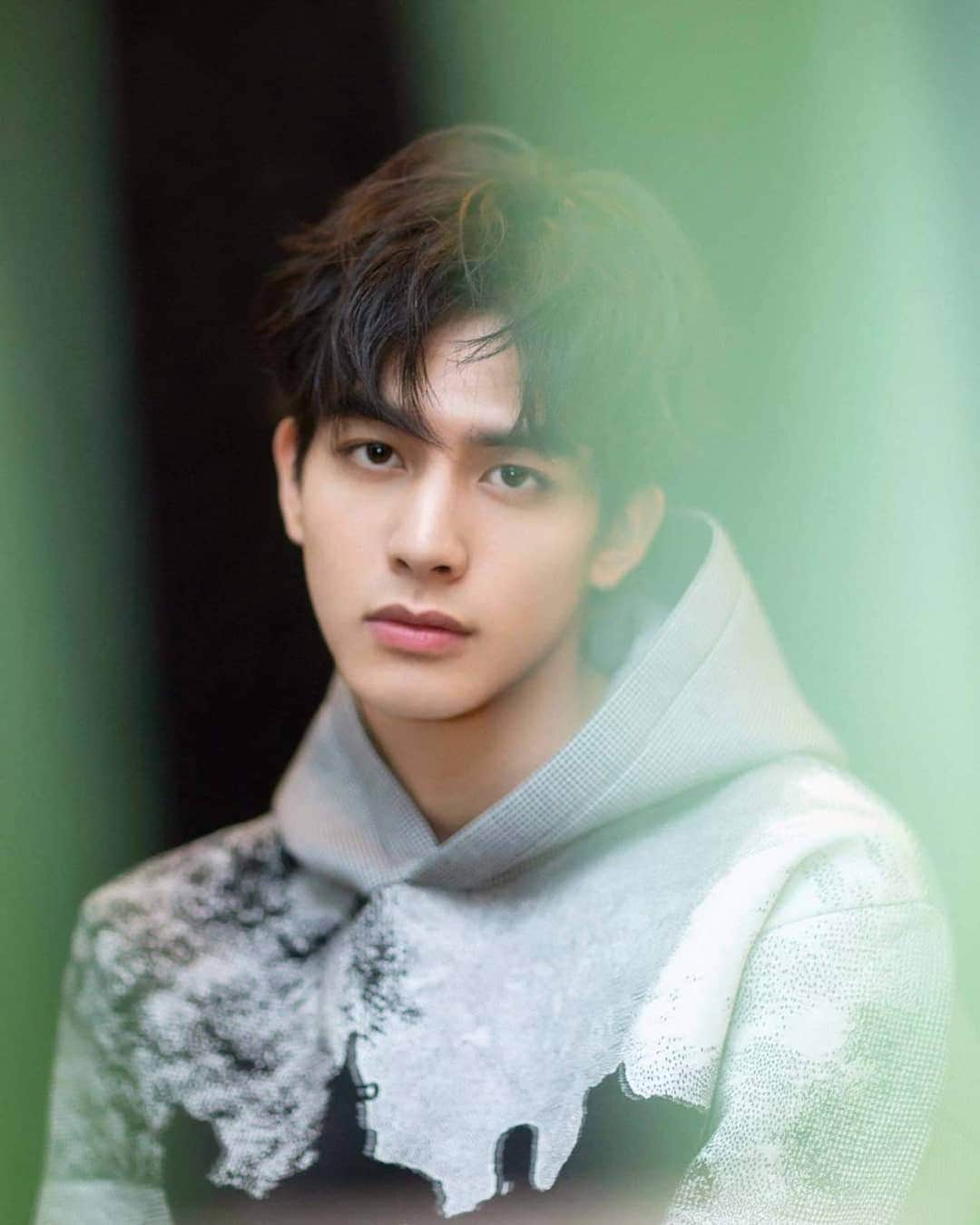 のインスタグラム：「Song Weilong 🧡 . @song.weilong . . . .  #宋威龙  #SongWeiLong  #chinese #chineseboy#chineseactor#맞팔 #셀스타그램 #셀카 #얼스타그램 #데일리 #선팔 #인스타그램  #l4l #f4f  #like4like #ootd  #おしゃれ #オシャレ #いいね返し #フォロー #韓国人 #韓国 #セルカ #自撮り #ファッション #フォロー」