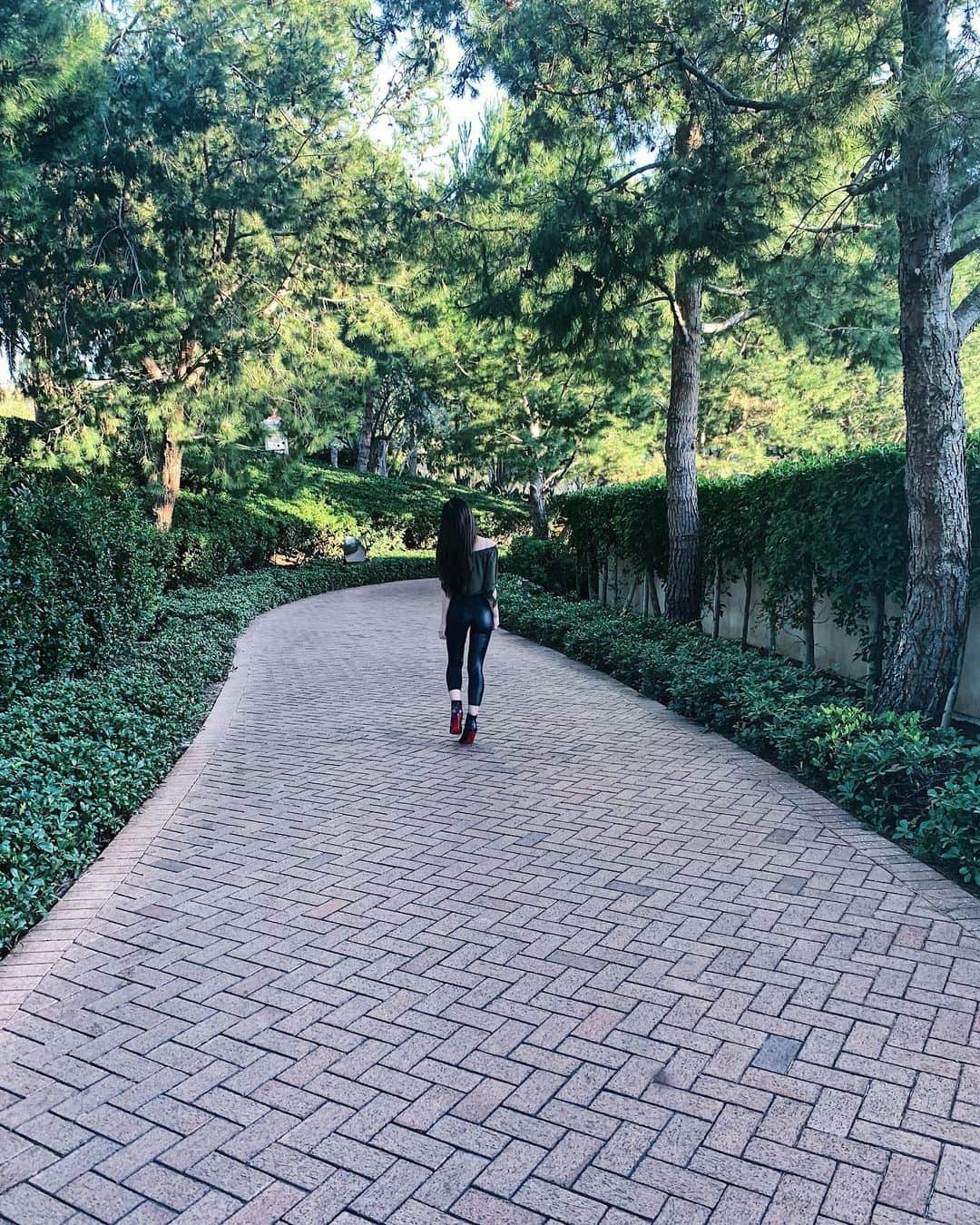 Kristina Bashamさんのインスタグラム写真 - (Kristina BashamInstagram)「I hate to see you go, but I love to watch you leave 🤗 #happysunday my friends!!」4月1日 1時52分 - kristinabasham