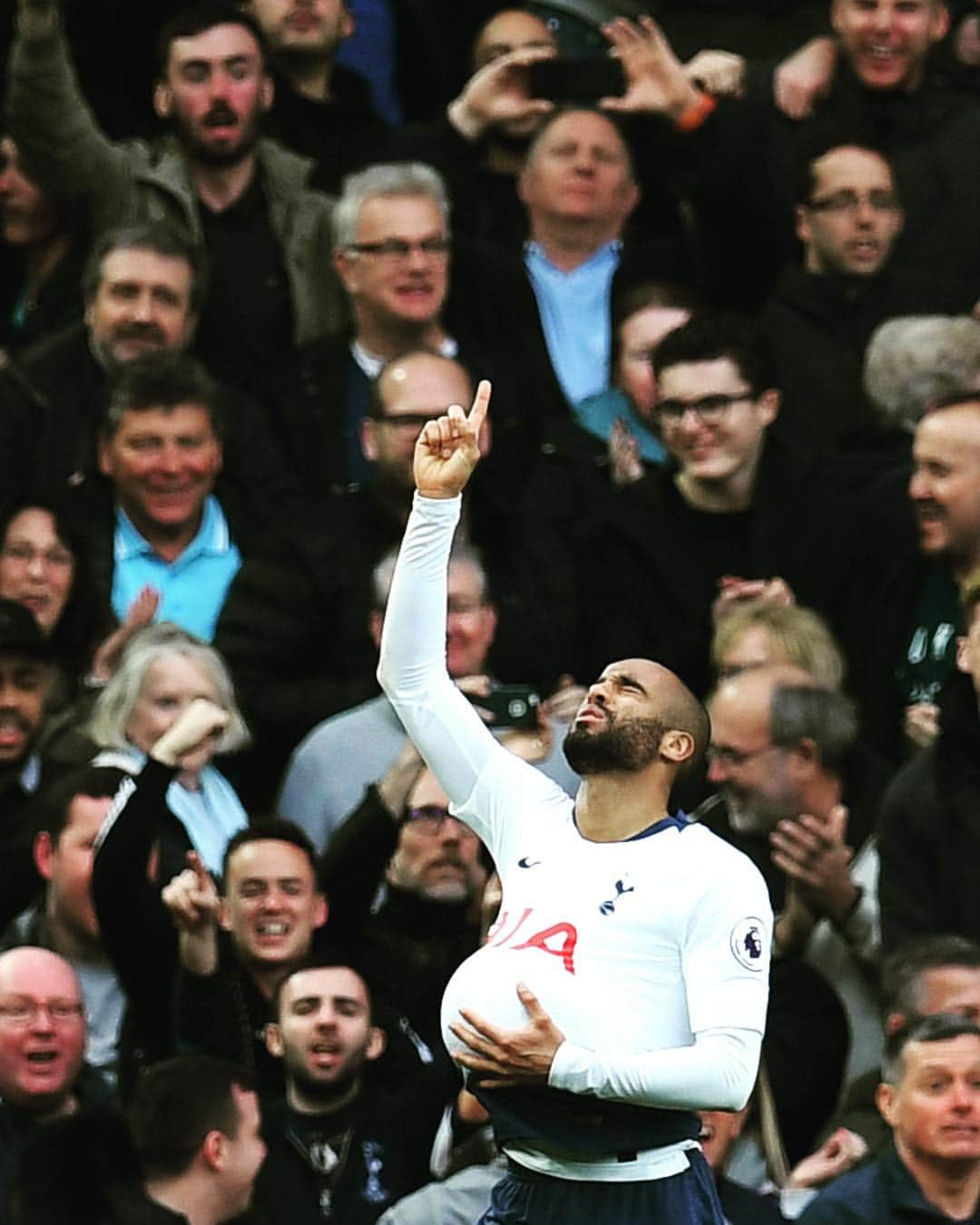 トッテナム・ホットスパーFCさんのインスタグラム写真 - (トッテナム・ホットスパーFCInstagram)「☝️ @lucasmoura7 gets our equaliser at Anfield ⚡️ . . . 📸 @leagooofficial」4月1日 2時04分 - spursofficial