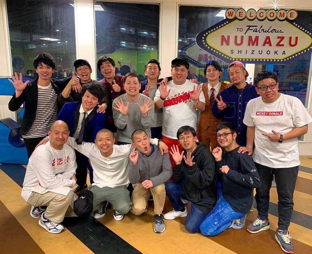 池田真一のインスタグラム：「プラチナ5沼津3発目〜楽しすぎたらソーリー＆謝謝！ 見に来てくれた皆さんありがとうございました！ 今回も死ぬほど楽しかった！ 事件起きすぎました😆 ヒガシ逢ウサカ、ぬまんず、似顔絵屋の木村耕太郎くんもありがとう！ タグの名言『ここを今1番おもろい場所にしようぜ！』はダサ過ぎました！」