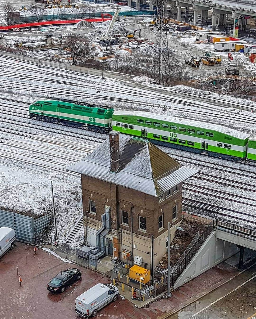 LifeTorontoさんのインスタグラム写真 - (LifeTorontoInstagram)「ここに来て、トロントはまさかの雪。⁣⠀ 明日はまたお天気に戻るらしいです。春早く〜涙⁣⠀ ⁣.⁣⠀ ⁣📷:Meanwhile Canada／ @randyhoffmann.⁣⁣⠀ .⁣⠀⁣⠀ .⁣⠀⁣⠀ #雪 #雪景色 #春よ来い #春はどこ #海外 #カナダ #トロント #カナダ生活 #海外生活 #海外暮らし #海外移住 #海外育児 #海外子育て #英語 #留学 #海外留学 #トロント留学 #カナダ留学 #ワーホリ#ワーキングホリデー #カナダワーホリ #ワーホリ生活 #海外出張 #海外就職 #駐在生活 #駐在 ⁣」4月1日 2時13分 - lifetoronto.jp