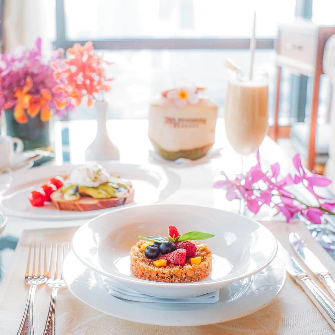 Hanako公式さんのインスタグラム写真 - (Hanako公式Instagram)「【#HanakoTravel】﻿﻿﻿ 📍今回はタイ国際航空に乗って初めてのバンコクへ。旅したのは @_hikari_____ さんラグジュアリーな魅力を堪能する旅になりました🌺﻿﻿ ﻿﻿﻿ 宿泊先の〈ザ・ペニンシュラバンコク〉では、アジアのベストブレックファストに選ばれた朝食を、お部屋で優雅にいただきました。実は、この旅の楽しみのひとつでもあったんです🍳﻿ ﻿ #Hanako #Hanako_magazine #Hanako30th #写真好きな人と繋がりたい #フィルター越しの世界 #ファインダー越しの世界 #カメラ女子 #東京カメラ部 #女子旅 #絶景 #traveling #tripstagram #タビジョ #discoverthailand #discoverbangkok #beautifulbangkok #thaitrip #instafood #foodstagram #ザペニンシュラバンコク #ホテル朝食 #bestbreakfast #朝ごはん #朝ごはん記録 #thepeninsulabangkok #タイ旅行 #バンコク旅行 #thai #bangkok ﻿ ﻿﻿ 📣#Hanakotravel では4人のインスタグラファーが国内外のいろいろな土地を旅して、誌面とInstagramの両方で素敵な写真をお届しています。」4月1日 2時06分 - hanako_magazine