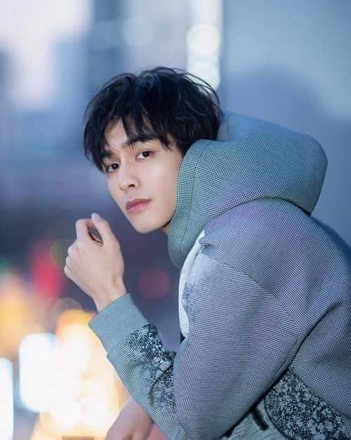 のインスタグラム：「Song Weilong 🧡 . @song.weilong . . . .  #宋威龙  #SongWeiLong  #chinese #chineseboy#chineseactor#맞팔 #셀스타그램 #셀카 #얼스타그램 #데일리 #선팔 #인스타그램  #l4l #f4f  #like4like #ootd  #おしゃれ #オシャレ #いいね返し #フォロー #韓国人 #韓国 #セルカ #自撮り #ファッション #フォロー」