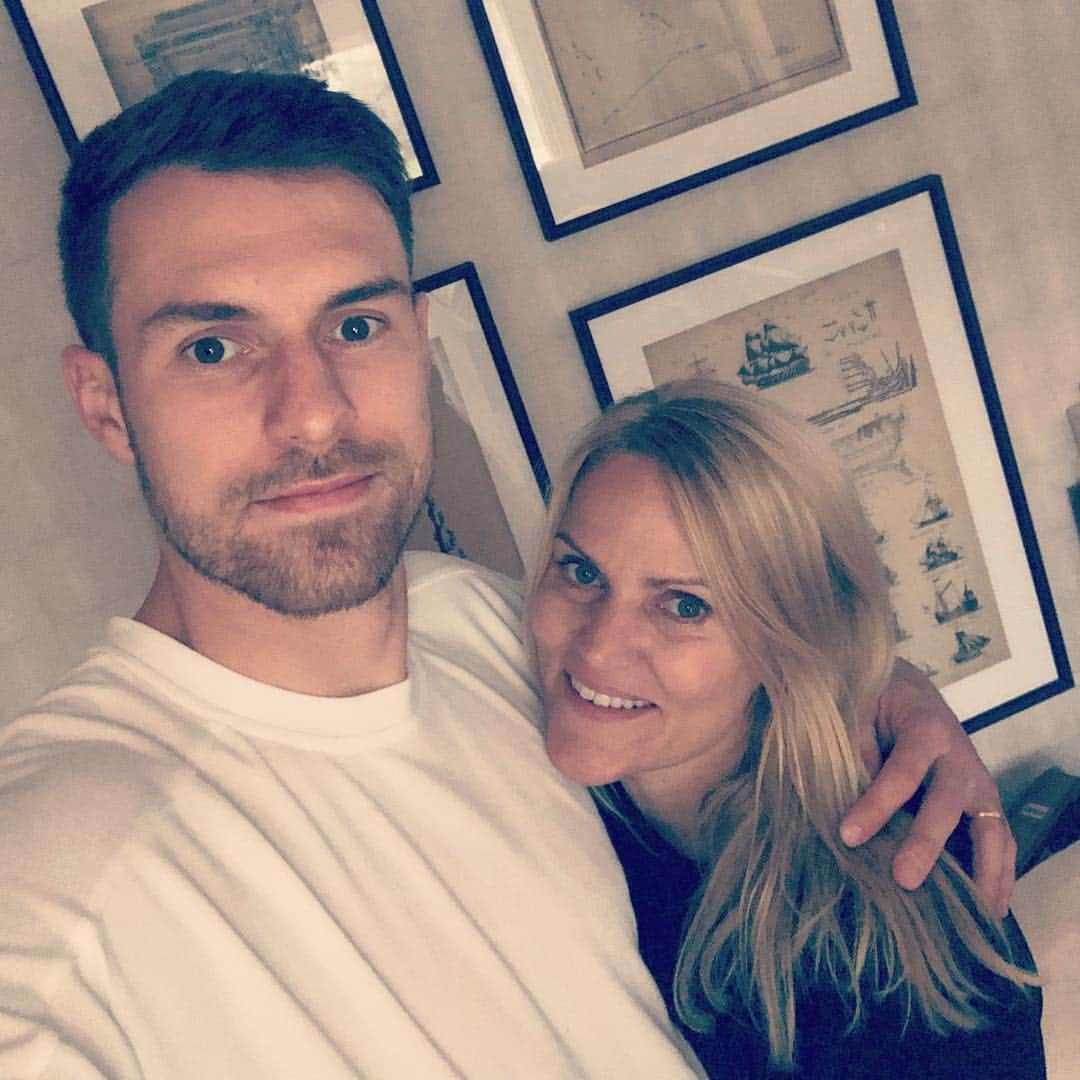 アーロン・ラムジーさんのインスタグラム写真 - (アーロン・ラムジーInstagram)「Thanks for everything you do mum 🙏🏼Happy Mother’s Day #mothersday ❤️」4月1日 2時13分 - aaronramsey