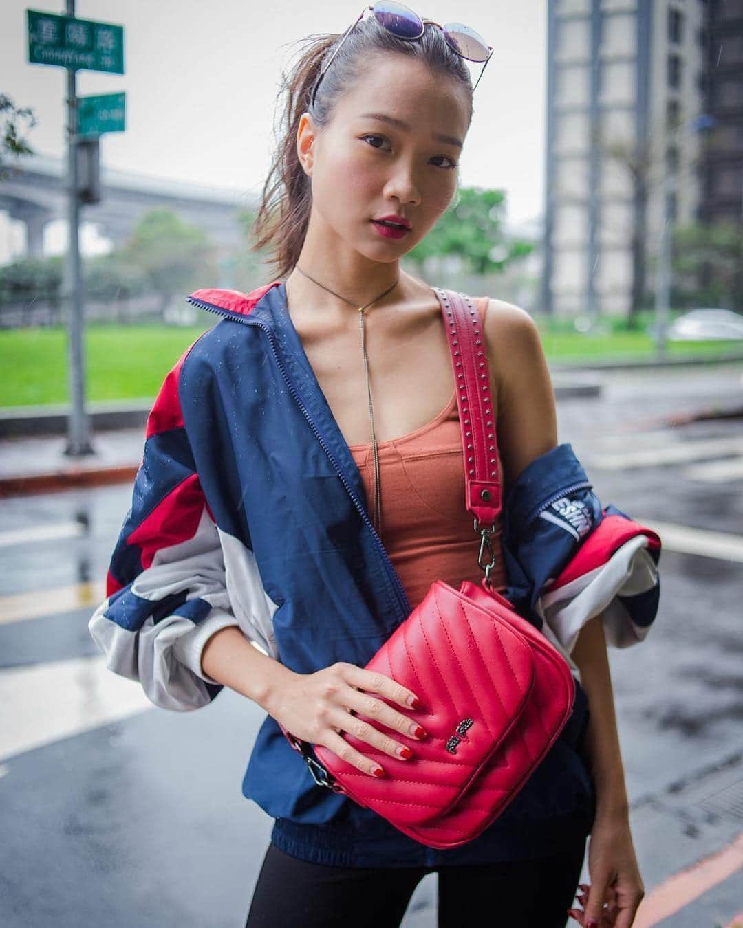 フォリフォリさんのインスタグラム写真 - (フォリフォリInstagram)「Classy or casual? Style Row shoulder bag can hit the roads either way. Discover it now in-store and online. 🧡@missssshelen #FolliFollie#StyleRow#bag#style#BeFolliFollie」4月1日 2時16分 - follifollie