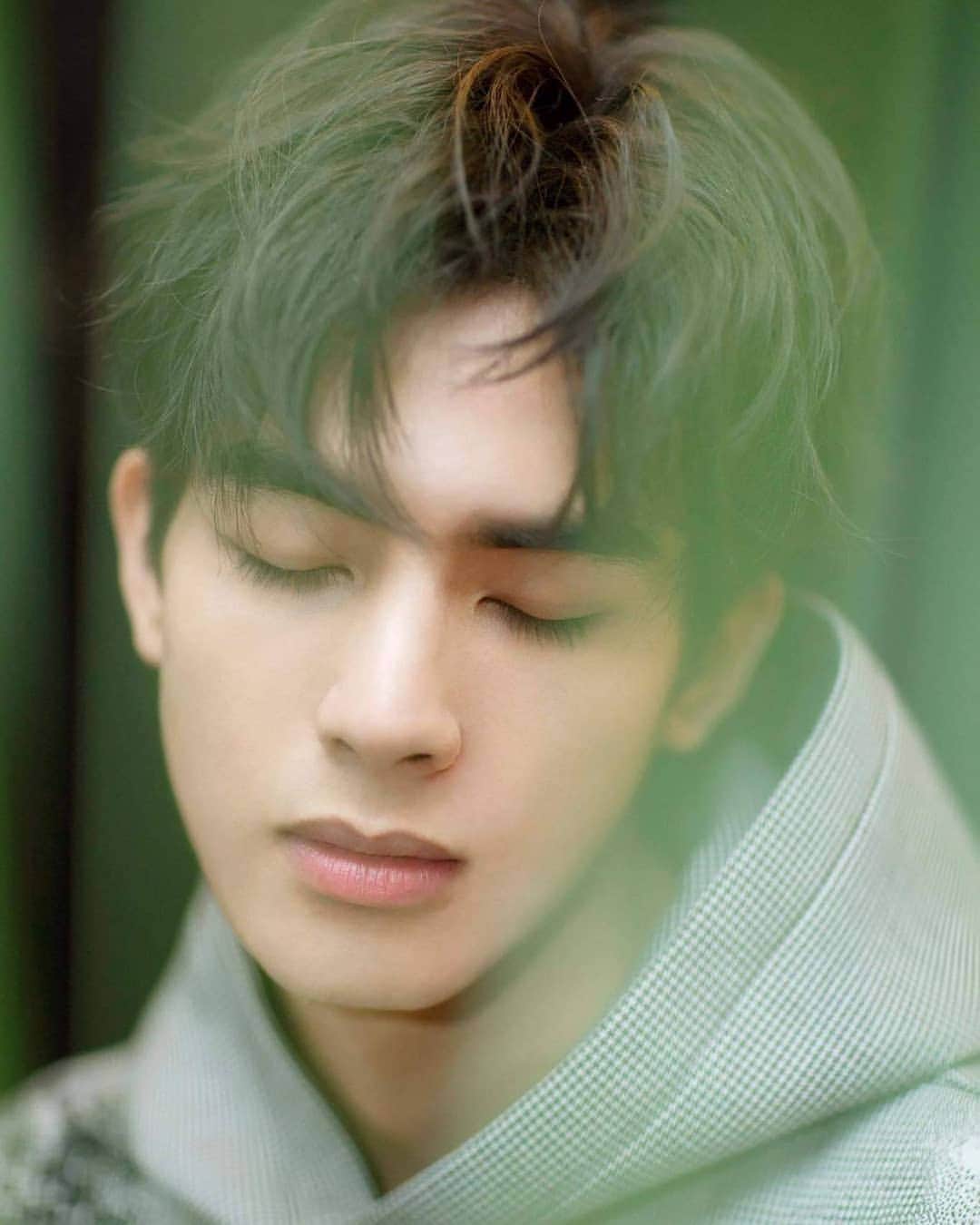 のインスタグラム：「Song Weilong 🧡 . @song.weilong . . . .  #宋威龙  #SongWeiLong  #chinese #chineseboy#chineseactor#맞팔 #셀스타그램 #셀카 #얼스타그램 #데일리 #선팔 #인스타그램  #l4l #f4f  #like4like #ootd  #おしゃれ #オシャレ #いいね返し #フォロー #韓国人 #韓国 #セルカ #自撮り #ファッション #フォロー」