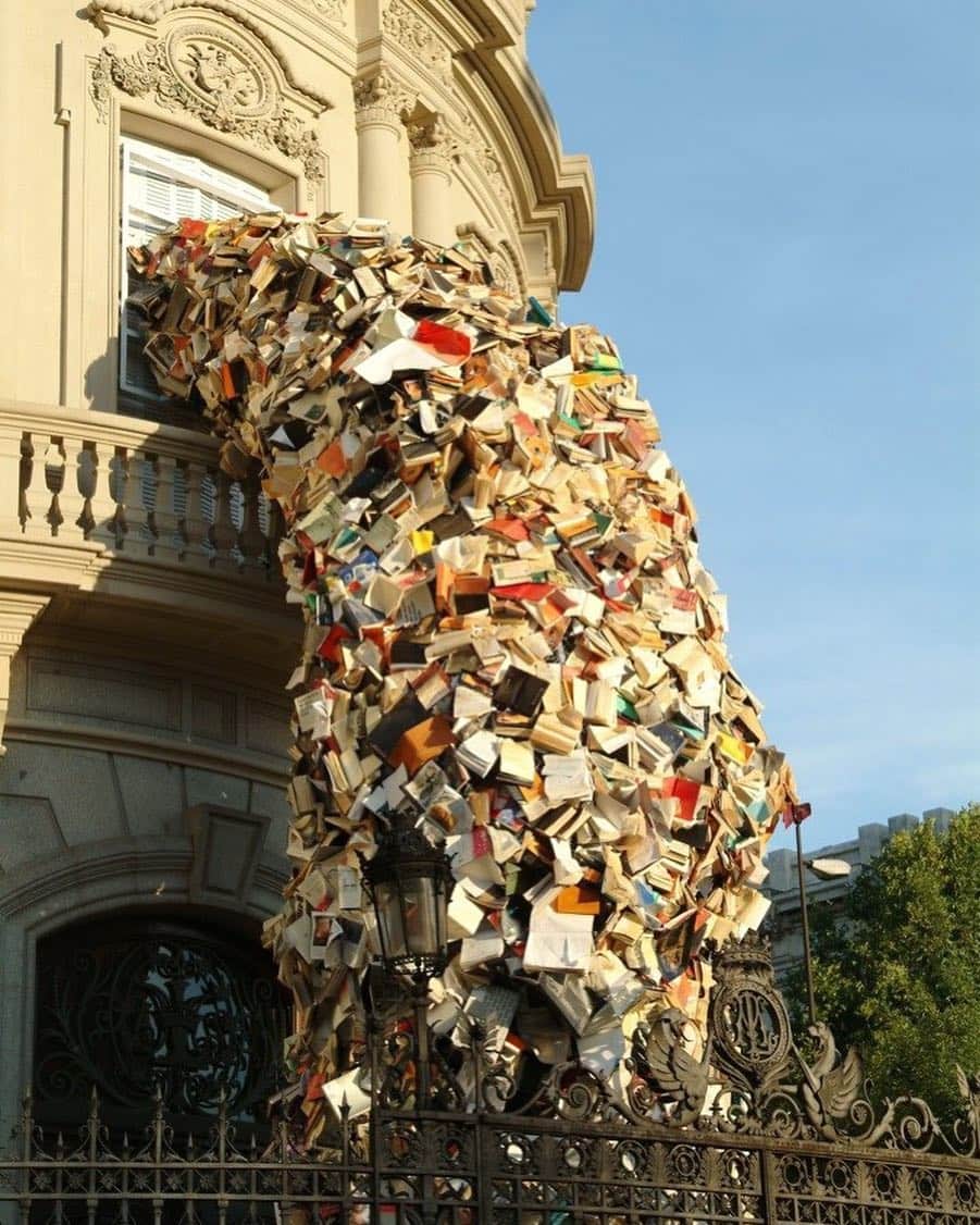 のインスタグラム：「🤯📚 (Art installation by #AliciaMartin.)」