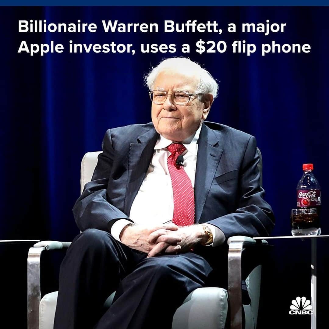 のインスタグラム：「Warren Buffett doesn't use an iPhone, despite the fact that the firm he runs, Berkshire Hathaway, owns 5.5% of Apple.⁣ ⁣ Instead, he uses a $20 flip phone: the Samsung SCH-U320, which is currently selling for between $20 and $30 on Ebay.⁣ ⁣ Buffett showed off his vintage technology during a during a talk Thursday at The Gatehouse's Hands Up for Success luncheon.⁣ ⁣ "Here's my phone, incidentally. Alexander Graham Bell lent it to me and I forgot to return it," Buffett joked.⁣ ⁣ You can read more, at the link in bio.⁣ ⁣ *⁣ *⁣ *⁣ *⁣ *⁣ *⁣ *⁣ *⁣ ⁣ #WarrenBuffett #Buffett #BerkshireHathaway #Bonds #Apple #iPhone #tech #Technology #Shares #Investor #Samsung #CNBC」