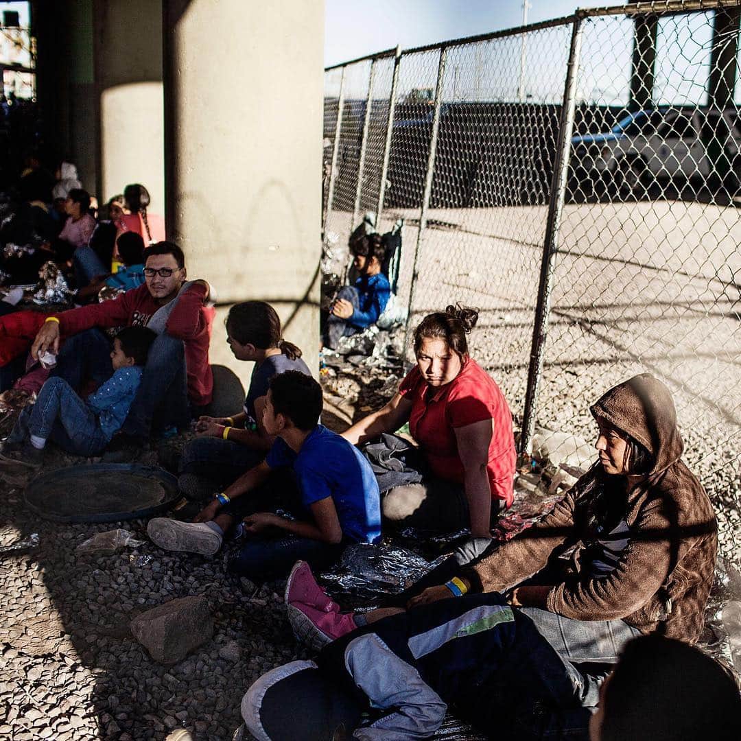 TIME Magazineさんのインスタグラム写真 - (TIME MagazineInstagram)「In El Paso, #Texas, a makeshift detention center for #migrants was installed under the Paso Del Norte Bridge, which spans over the Rio Grande, to temporarily house migrants, including families with children. More than 13,400 migrants were in custody in El Paso on March 27, the highest number since 2008, according to the U.S. Customs and Border Protection. Fernando García, executive director of the nonprofit Border Network for Human Rights, believes the camp has been used for several weeks. “That is not the way to keep refugees, immigrants—much less families,” García told TIME, adding he was troubled to see the area was lined with barbed wire. Read more at the link in bio. Photographs by @jaredmoossy for TIME」4月1日 2時25分 - time