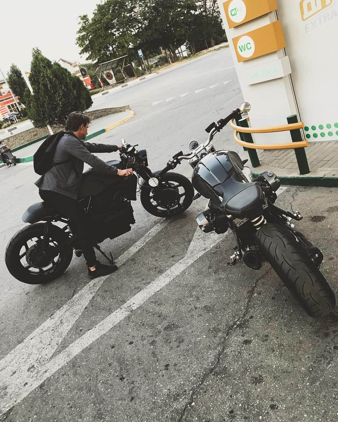 epidemic_motorsさんのインスタグラム写真 - (epidemic_motorsInstagram)「Via @kovalenkokolya #bmwmotorrad #rninetpure #bmwk75 #k75 #caferacer #bmwrninet #redpandasevastopol #makelifearide #motorcycle #epidemic_motors #streetcaferacers #motolife #r9tgram #acrapovic #motorcyclesofinstagram #motorrad #rolandsandsdesign #caferacer #roadster #classicmotorcycle #2wheels #bike #adventuretime」4月1日 2時39分 - epidemic_motors